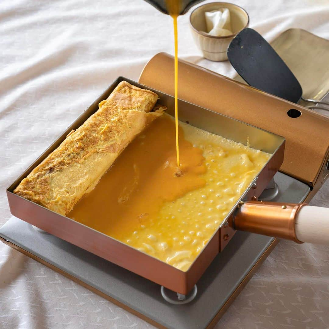 ENGIYA｜縁器屋のインスタグラム：「【新発売】プロも愛用、玉子焼き器 今日をちょっとハレにする器🌿 →@engiya_japan  お弁当や朝食の定番おかず、玉子焼き🥚  世界中のプロが愛用している 「銅製の玉子焼器」なら 熱伝導が良く熱ムラの少ない銅製なので、 ふわっと美味しく仕上がります✨  職人がひとつひとつ手作業で錫引きを行い、 磨かれた玉子焼き器。  即座に卵全体に熱がまわり、 温度を保ったまま内側まで熱を伝えることが可能。 うま味を逃がさず均一に調理できます。  また、銅は殺菌作用にも優れており、 衛生的にお使いいただけます👏🏻  プロ、大家族の方におすすめ！ ホテルや飲食店、家庭など 様々なシーンにご活躍ください。 ⁡━━━━━━━━━━━━━━━━⁡━━⁡━ 縁器屋【楽天市場店】にて 8/1～8/31まで利用可能なお得なクーポンを ストーリーズにて配布中🏷️  ／ 3,000円以上のお買い上げで お使いいただける 【全品10%OFF】クーポン ※クーポンは併用できません。 ＼  ぜひご利用ください🌿  ◆縁器屋【楽天市場店】 https://www.rakuten.co.jp/engi-ya/ ⁡━━━━━━━━━━━━━━━━⁡━━⁡━  #玉子焼き器 #卵焼き器 #朝食 #朝ごはん#器 #お弁当 #大家族#卵焼き #玉子焼き #プロ愛用 #ランチ #料理 #プレゼント #ギフト #食卓」