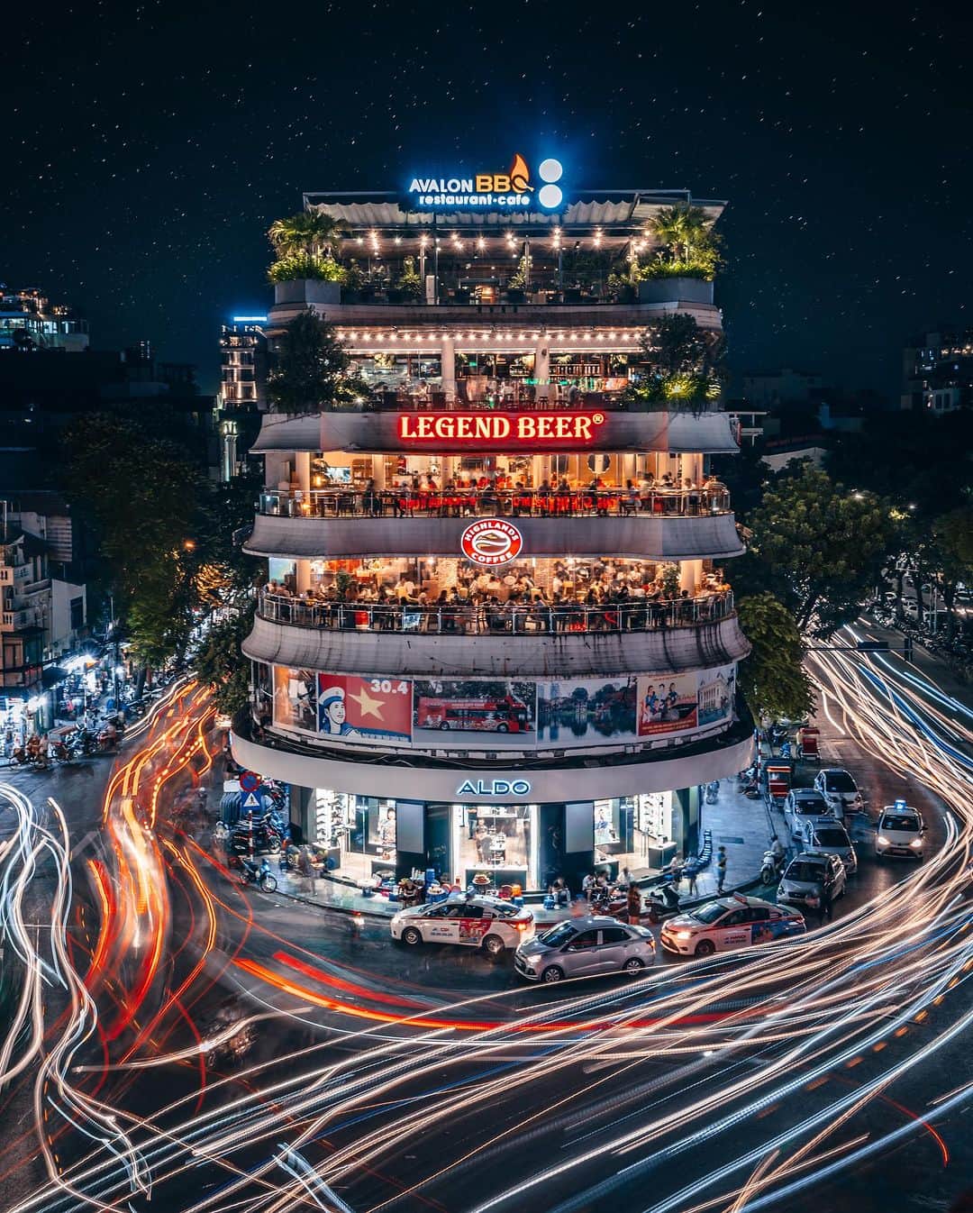 R̸K̸のインスタグラム：「Long trail pack ・ 1.Hanoi Vietnam  2-5.Tokyo Japan 6.Taipei Taiwan ・ ・ ・ #tokyo #vietnam #hanoi #taiwan #taipei #台灣#台北 #travelislife #voyaged #sonyalpha #bealpha #travellingthroughtheworld #streets_vision #d_signers #lonelyplanet #modernArchitect #architectanddesign #architecture_hunter #artsytecture #amazingarchitecture #nightphotography @sonyalpha  @lightroom」