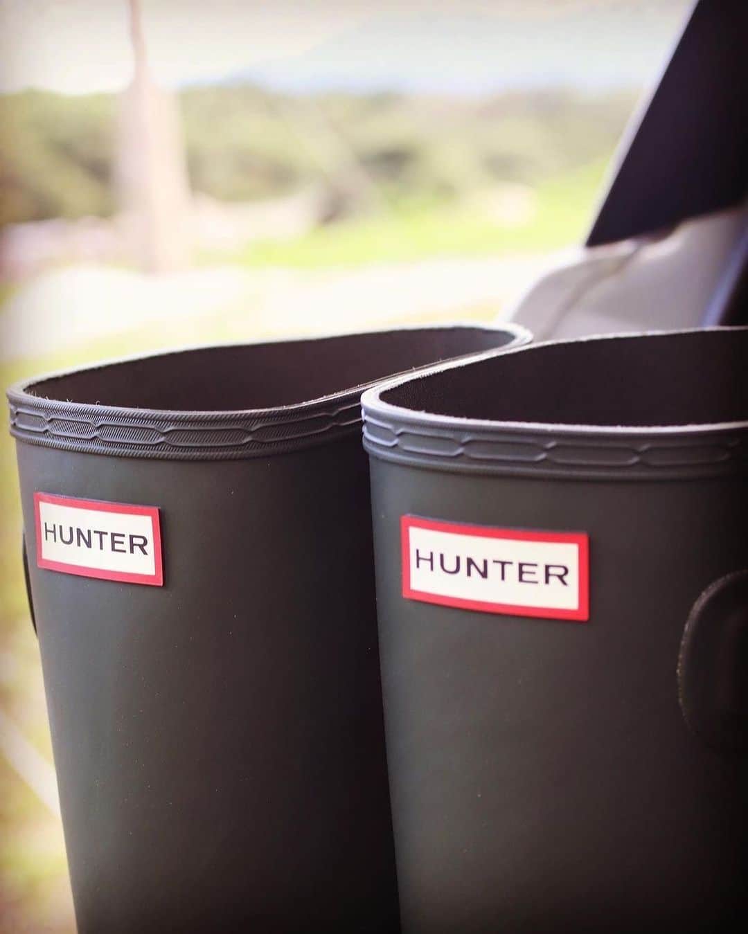 ハンターブーツのインスタグラム：「An iconic label we’ve come to know and love. Tag us in a picture of your favorite #HunterBoots.」