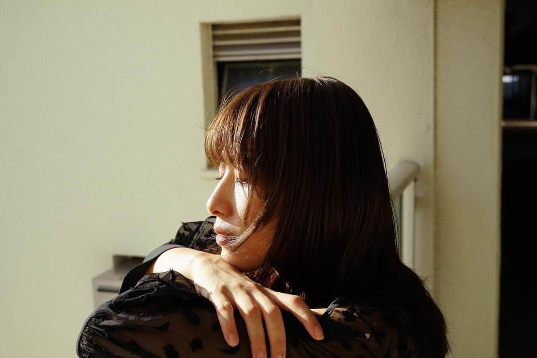 のインスタグラム：「小さい時、枕に小さなビーズが入ってる枕で寝ていて、横向きで寝ると自分の心臓の音が響いて、ズッ、ズッ、ズッ、そんな音が枕から聞こえてきて、その音が夢の中に入ってきて、その日私はキノコの兵隊が行進してる夢を見た。 枕からキノコの兵隊が行進する音がして怖いと、母親に泣きながら言ったけど母親はそうだね、遅くまで起きてると、きのこのお化け出てきちゃうんだよ〜〜と言いキノコの兵隊のことを信じてくれなかった。 私は本当に枕からキノコの兵隊の行進の音が聞こえると思ってしばらく寝るのが怖くなった。今となっては心臓の音があの時響いてたんだと思えるけど、あの時感じた表現は今はもうできない。 　私が小さい時、テレビの下にVHSを入れるとテレビの設定を変えないままだとはじめにテレビに砂嵐が映った。 設定をVHS用に変えて、正座をしてモンスターズインクを見ていたら足が痺れてきて、母親に「足の裏がテレビのはじめに出てくる砂みたいなザーザーって画面みたいな感じがする」と伝えた。 その時私は足が痺れるという言葉を知らなかったので、足が痺れることをテレビの砂嵐に喩えていた。 今は足が痺れるという感覚も言葉も知っているから、その現象はその言葉でしか説明が出来ないけれど。 小さい時の言葉を知らないからこそ出てくる表現は なんて純朴で、稚拙で、時折素敵に見えちゃうんだろうと思う。 今朝、心臓の音が枕を通して耳に伝わってきた時に、キノコの兵隊のことをふと思い出して忘れないようにしたくてここに書いてみました。 おわり」