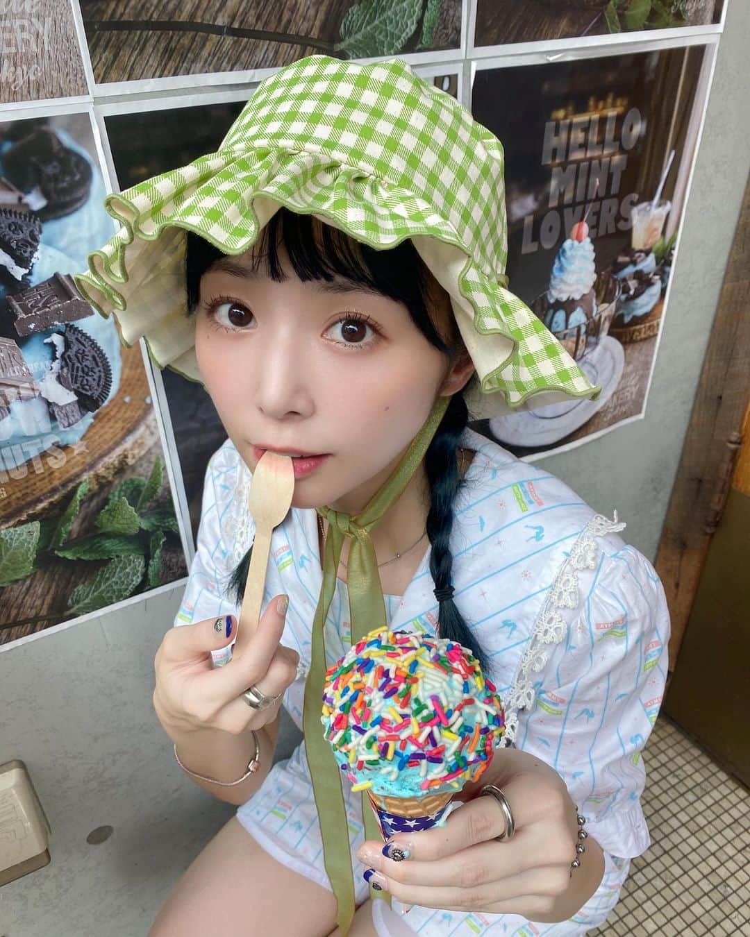 大場はるかのインスタグラム：「ミントチョコアイス🌱🍫🍨 カラースプレートッピング🩵🩷💚  3枚目ダラダラだからアイス拡大してみて笑笑  マツパまゆげ👀→ @cereza___8   ネイビーヘアー🪮→ @__y_o_n_e__ & @__y_o_n_e__」