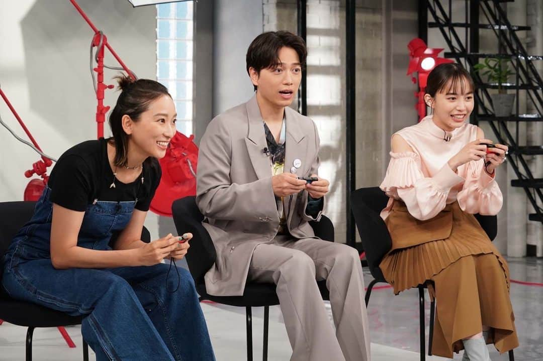 日本テレビ「おしゃれイズム」さんのインスタグラム写真 - (日本テレビ「おしゃれイズム」Instagram)「#杏 さんをお迎えした前回の #おしゃれクリップ  いかがでしたか？🕊️  ゲームにお笑いにキャッチボールに！貴重な日本でのテレビ出演で杏さんの飾らない姿を惜しむことなくお届け❣️ 育さんオススメ芸人 #ヤジマリー。 さんもウケててよかったです😆 さらに今回は未公開シーンをTVerにて配信中！素敵なプレゼントもあります🎁 ぜひチェックしてみてくださいー🎵  TVerでの見逃し配信は日曜夜まで、huluではまだまだ見られます🌟  #山崎育三郎 #井桁弘恵 #佐倉綾音」8月30日 21時00分 - oshare_clip_ntv