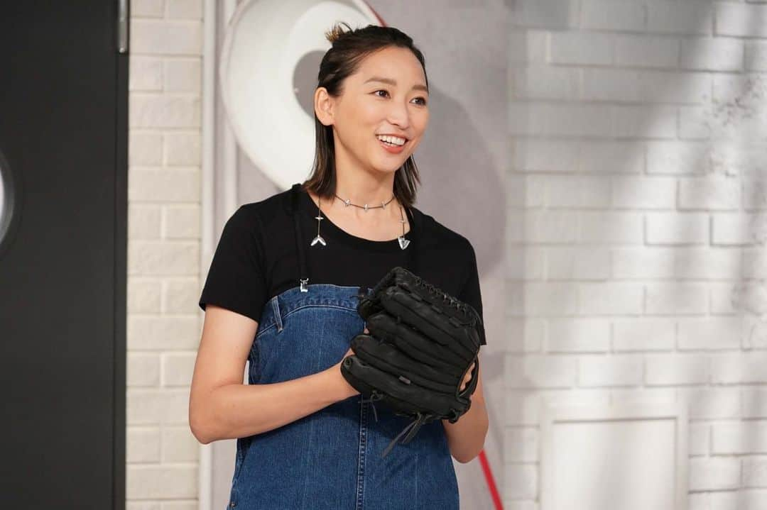 日本テレビ「おしゃれイズム」さんのインスタグラム写真 - (日本テレビ「おしゃれイズム」Instagram)「#杏 さんをお迎えした前回の #おしゃれクリップ  いかがでしたか？🕊️  ゲームにお笑いにキャッチボールに！貴重な日本でのテレビ出演で杏さんの飾らない姿を惜しむことなくお届け❣️ 育さんオススメ芸人 #ヤジマリー。 さんもウケててよかったです😆 さらに今回は未公開シーンをTVerにて配信中！素敵なプレゼントもあります🎁 ぜひチェックしてみてくださいー🎵  TVerでの見逃し配信は日曜夜まで、huluではまだまだ見られます🌟  #山崎育三郎 #井桁弘恵 #佐倉綾音」8月30日 21時00分 - oshare_clip_ntv