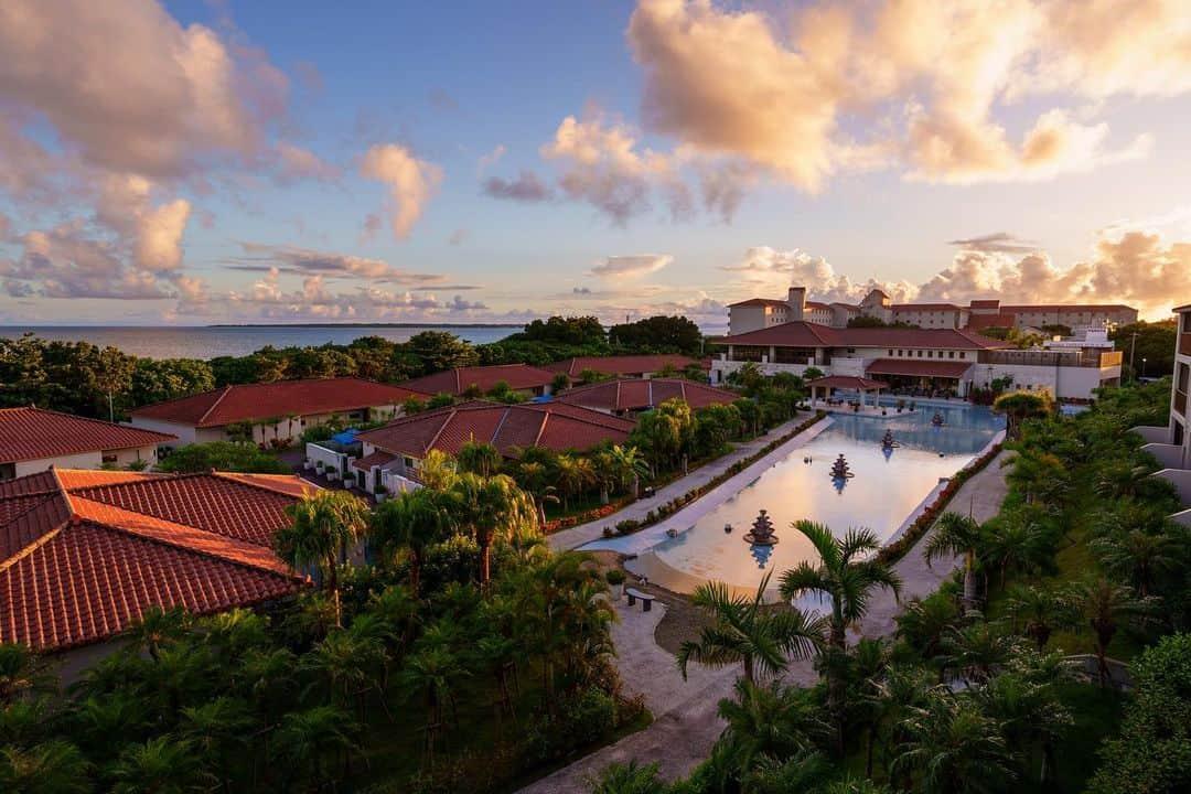 グランヴィリオリゾート石垣島のインスタグラム：「🌺GRANDVRIO RESORT ISHIGAKIJIMA🌺 西陽に照らされたヴィラガーデン。  この時期、19時に日の入りする石垣島では、 本州よりもすこし遅い時間まで 夕焼け空をお楽しみいただけます。  オレンジに染まっていく幻想的な光景を、 お部屋のテラスからご覧ください✨  #グランヴィリオリゾート石垣島 #グランヴィリオリゾート石垣島ヴィラガーデン  #石垣島 #石垣島旅行 #石垣島ホテル #沖縄ホテル #オーシャンビュー #リゾートホテル #離島巡り #離島ホテル #夕焼け #夕陽が綺麗 #日の入り #日の入り前」