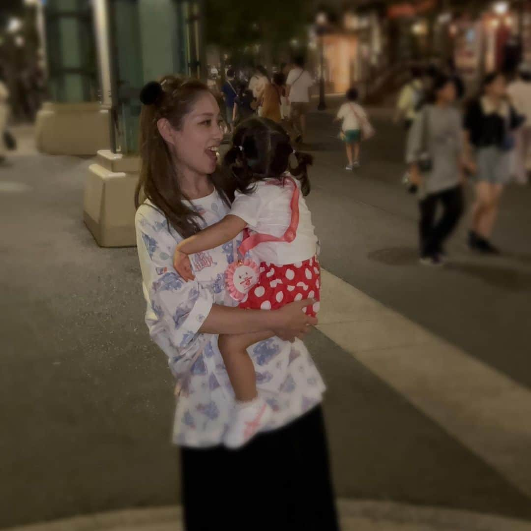 野田彩加さんのインスタグラム写真 - (野田彩加Instagram)「先日娘が2歳になりました👧🏻🩷  リアクション大きくて 声も大きくて 愛嬌爆弾 表情めっちゃ豊かで 優しくて 弟をすごい可愛がってくれて イヤイヤ期入ってるし 食べむらも出てきて昨日まで食べてた物をイヤ！バーバイ！って食べなかったりもするけど、何か食べてる時本当幸せそうな姿に癒される毎日🫶  お誕生日はディズニーでお祝いしたよ🎀 ミニーちゃんが好きだからミニーのお部屋にしたら大喜び😍  かぁーい、かぁーいって😍(カワイイ)  寝る瞬間までママ〜って呼んでて、起きた瞬間もママ〜！って🤭💕 あなたのママになれて幸せです🩷  笑顔たくさんの2歳にしようね🤭💕  #2ndbirthday #2歳　#年子　#年子まま #お誕生日ディズニー #birthday  #disney #disneysea」8月30日 21時03分 - aya.205