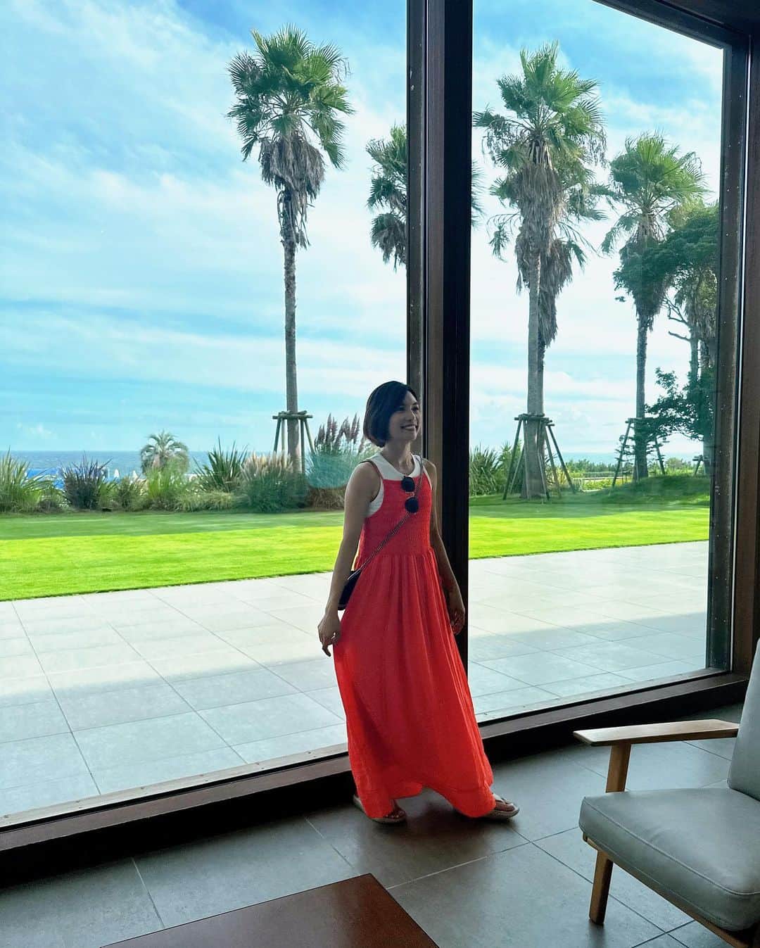 黒宮ニイナのインスタグラム：「8月27日に無事お誕生日を迎えまた一つ歳を取りました😊🎂🙏何歳になったかはひみつ㊙️ 今年はとても目まぐるしかったけど、相変わらず体調を崩すこともなく元気に仕事に育児にバタバタと忙しい毎日を過ごしました😁 いつも家族の中で1番風邪をひかず健康だけが取り柄のママです✨こんなふうに過ごせるのも家族のおかげ💓ママに付いてきてくれて感謝です🙏 夏休みもあと２日なので最後のお出かけしてます🚙🌈 長いようで短かったけど、野球の合宿や仕事でなかなか遊びに行くタイミングなく残り2日で駆け込みでホテルStay&プール遊び🏖️🐟 朝早くに家を出てオープンと同時にプールに入ってずっと遊び通しの子どもたち👧🏽👦🏽ママもピラティスで鍛えた体力で一緒に流れるプールで鬼ごっこしたり、ビーチバレーしたり思いっきり楽しんでます💕 明後日から新学期だけど最後まで楽しむぞ〜🙌🏼  #ピラティス #マシンピラティス #ピラティスインストラクター #ストレッチ #姿勢改善 #骨格矯正 #機能回復 #ボディメイク  #ママトレーナー #ママ #2児ママ #小学生ママ #家族旅行 #夏休み #プール #大磯ロングビーチ #大磯プリンスホテル#pilates #machinepilates #refomer #pilatesinstructor #trainig #coatraining #trainer #mamatrainer #mama」