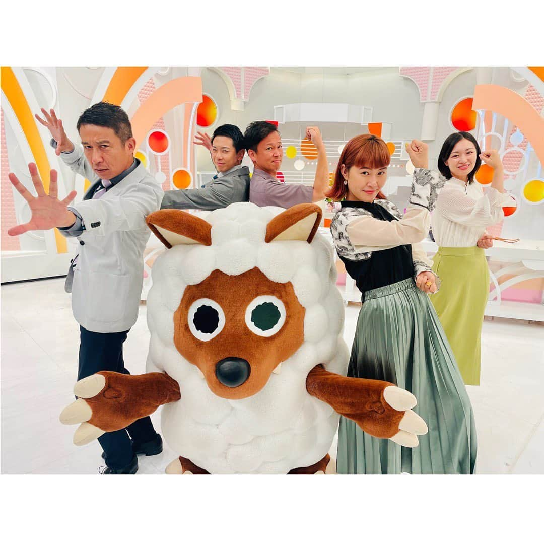 上坂嵩さんのインスタグラム写真 - (上坂嵩Instagram)「ふたりはプリキュア🕺🏻🕺🏻 . 名駅 #名鉄百貨店 前のシンボル #ナナちゃん人形 が 「#ふたりはプリキュア」の #キュアブラック に変身！ . ということで、今日の集合写真は、 初代プリキュアをイメージしての撮影でした😂 . 女性スタッフたちに言われるがまま、決めポーズ！📸 . 元ネタに詳しくない男２人で「？？？」でしたが なんだか、イイ感じです😆☀️笑 . . #映画プリキュアオールスターズF #プリキュア #名鉄 #ナナちゃん #名駅 #名古屋駅 #村上佳菜子 さん #山田修作 #気象予報士　 #佐藤裕二 #石井祐里枝 #ウルフィ #メーテレ #アップ #アナウンサー #フィールドキャスター #ニュースワード #SDGsビジネスマスター #SDGs #社会調査士 #スピーチコンサルタント #スピーチ #トーク #スピーチトレーナー #スピーチライター #上坂嵩」8月30日 21時14分 - takashi_uesaka_nbn