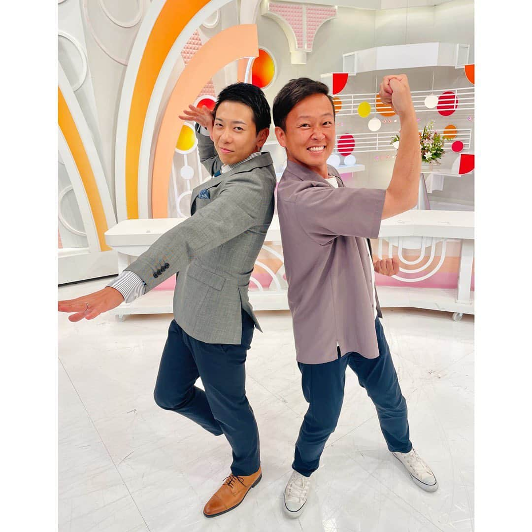 上坂嵩のインスタグラム：「ふたりはプリキュア🕺🏻🕺🏻 . 名駅 #名鉄百貨店 前のシンボル #ナナちゃん人形 が 「#ふたりはプリキュア」の #キュアブラック に変身！ . ということで、今日の集合写真は、 初代プリキュアをイメージしての撮影でした😂 . 女性スタッフたちに言われるがまま、決めポーズ！📸 . 元ネタに詳しくない男２人で「？？？」でしたが なんだか、イイ感じです😆☀️笑 . . #映画プリキュアオールスターズF #プリキュア #名鉄 #ナナちゃん #名駅 #名古屋駅 #村上佳菜子 さん #山田修作 #気象予報士　 #佐藤裕二 #石井祐里枝 #ウルフィ #メーテレ #アップ #アナウンサー #フィールドキャスター #ニュースワード #SDGsビジネスマスター #SDGs #社会調査士 #スピーチコンサルタント #スピーチ #トーク #スピーチトレーナー #スピーチライター #上坂嵩」