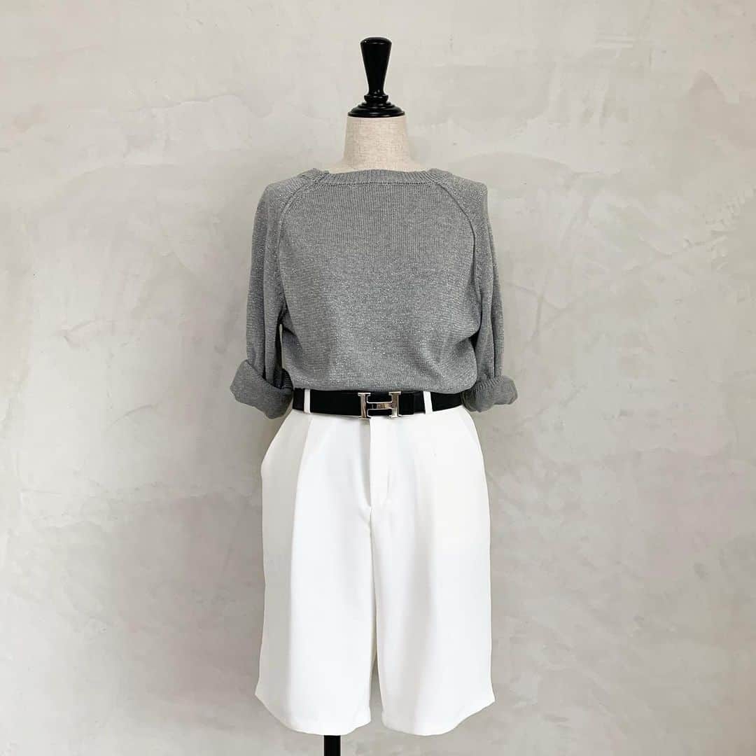 のインスタグラム：「.@ys_stella_shop  👀New released items Pre-orders until 8.31 今年マストな控えめラメラメニット✨ 5分袖ですが腕まくりして着るのが可愛い🤍 お得にお買い物頂けるのは明日まで！ 是非期間中にご検討くださいませ✨  初回限定予約特典として、ソックスorカチューシャをお選びいただけるので是非期間中にご検討下さい🤍 商品詳細はストーリーズをCheck!  #ニット#ラメニット#キラキラニット#秋冬トレンド#秋冬」