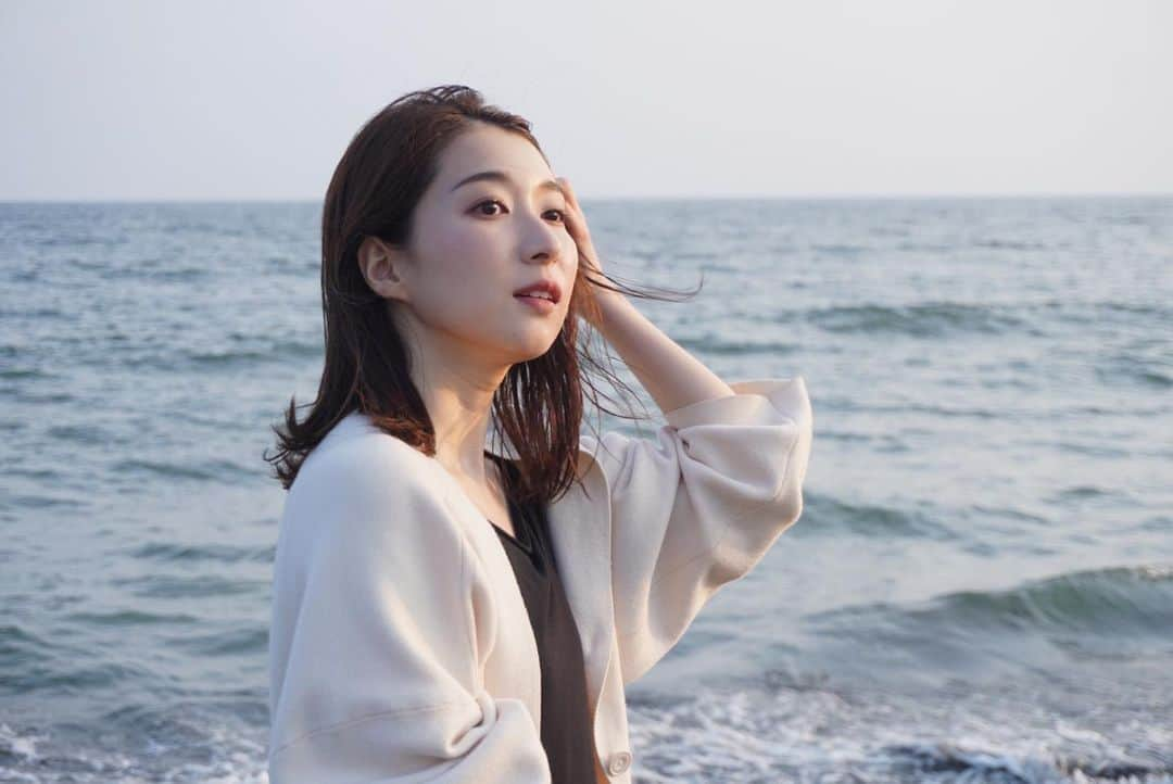 山田桃子のインスタグラム：「🌕 .  今夜は、スーパーブルームーン🌕 今月は満月が2回！ さらに、今年最も地球に近い！ 大きくて明るい満月！  パワーがすごいので、 心と身体が揺れ動きやすいかも...  魚座の満月は、 癒しをもたらしてくれる✨  月のエネルギーを最大限に生かして、 9月に向けてリセットしましょうね🤍  今夜は夜空を見上げてみては？  あ、影響を受けやすい人は、 月光浴はほどほどに‼️  . #スーパーブルームーン #スーパームーン #ブルームーン #パワーチャージ  #エネルギーチャージ  #宇宙 #開運 #満月 #瞑想 #ヒーラー #ヒーリング #フリーアナウンサー  #山田桃子」