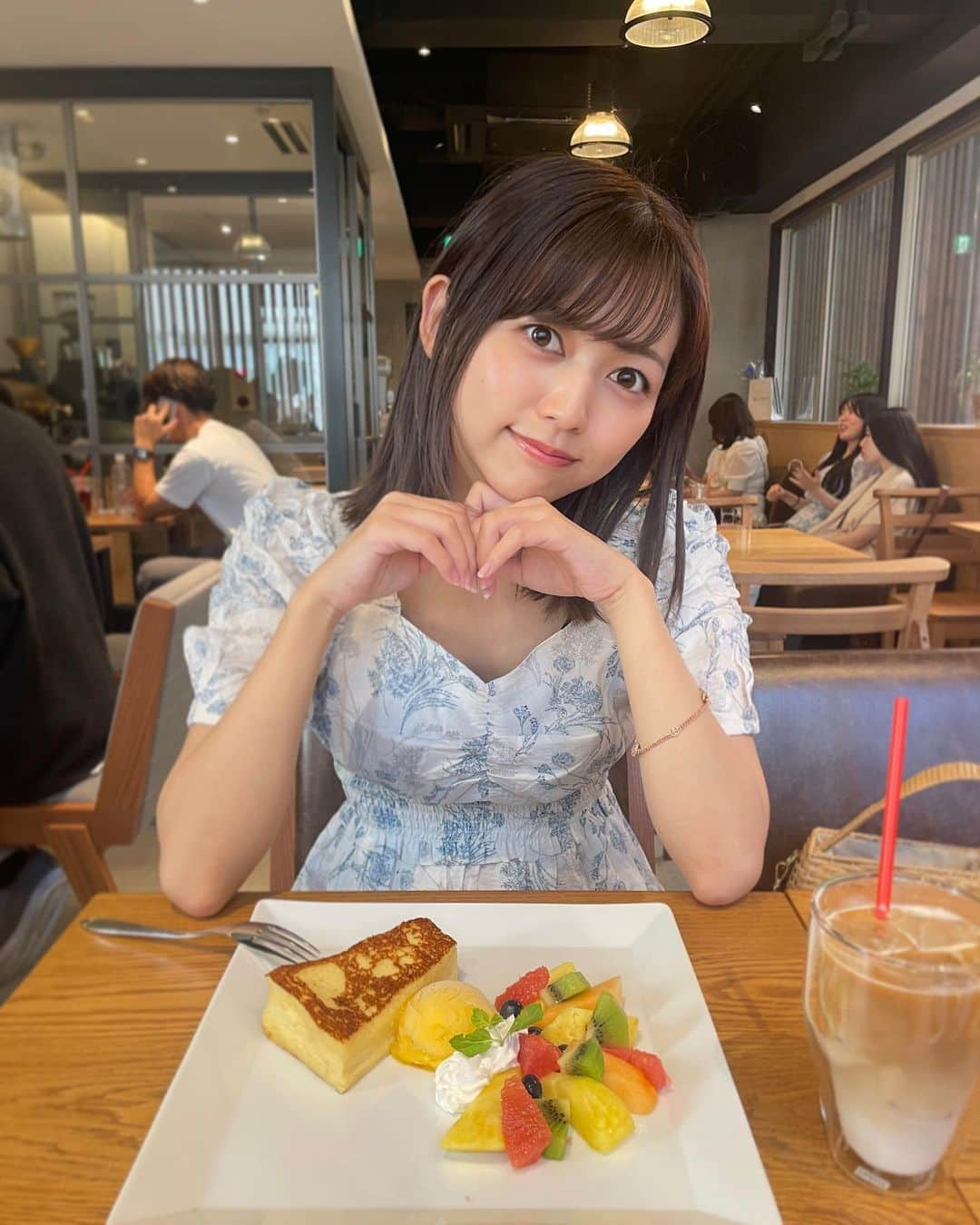 中村歩加のインスタグラム：「お友達とカフェ☕ 撮ってくれました☺️🍒  中学から仲良しな子なんだけど、 一生話してて時間経つのがあっという間でした☺️  フレンチトーストが有名なお店に行ったよ🍯🧁 お友達とシェアしたりしながら食べました😋おいしかった~  #新宿グルメ #新宿カフェ #新宿ランチ #フレンチトースト #aaliya #f #fyp #fashion #ワンピースコーデ #ワンピース #カフェラテ #follow #japanlife #japanfood #japan #tokyo #ワンピースはプレゼント #ありがと〜」