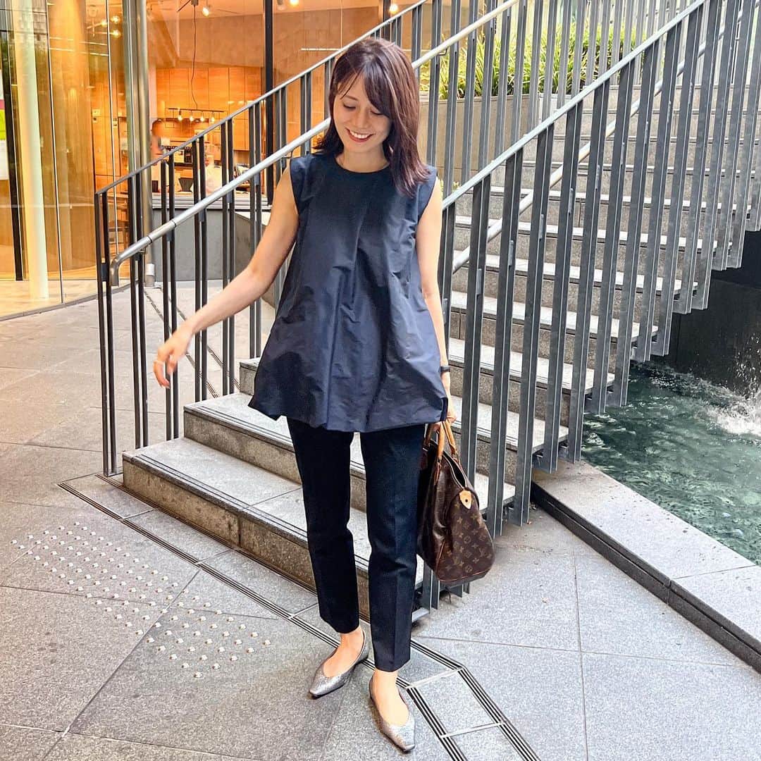n.etsuuのインスタグラム：「2023.8.30  そろそろ、、秋物が気になりつつもまだ真夏のコーデだった日。  tops▸#heve pants▸#UNIQLO pumps▸#PELLICO bag▸#LOUISVUITTON  @midopei  @smilelife_maa  @eri_happylife1002  にバッタリ会えて嬉しかったなぁ〜  グランフロント大阪 南館2F @urban_research  @ur_rosso にて、 アウターのプレオーダーイベント開催中です♡ 9/3(日)まで〜〆  #ママコーデ#ユニクロコーデ#高身長コーデ #骨格ストレート#アラフォーコーデ」