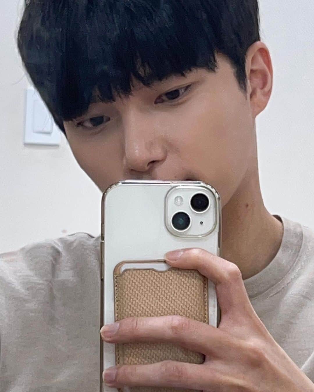 オ・スンユンのインスタグラム：「거울좀 닦을걸 ..배경좀 깔끔한 곳 서있을걸..」