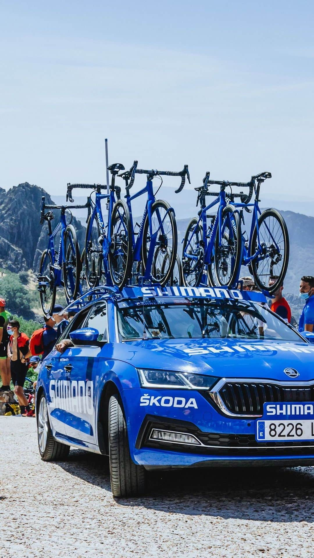 Shimanoのインスタグラム：「Arturo adores cycling, so when he couldn’t make it as a pro, he found another way to be part of the peloton. He supports the men and women who race at the biggest events around Europe as part of the Shimano Neutral Service team. This way he found a home away from home as he spends about a third of each year on the road. Join him and see what it is like to work as a Shimano Neutral Support mechanic in the latest episode of Human Science.  #ShimanoRoad #ShimanoNeutralService #ProCycling #RideShimano」