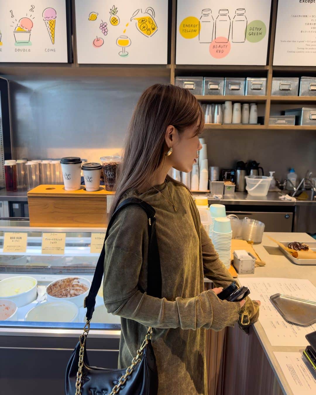 Azuさんのインスタグラム写真 - (AzuInstagram)「昨日の新作のワンピース❤️ 生地があまり見ない国産生地のベロアフロッキー✨凄く楽ちんで着心地も良いの🖤  秋のお気に入り決定ワンピ🍁  @glamlipsofficial   #ファッション#コーデ#秋服#秋服コーデ#glamlips#glamlipsshop #グラムリップス#カラーコーデ#楽ちんコーデ」8月30日 21時11分 - azu.aaatan
