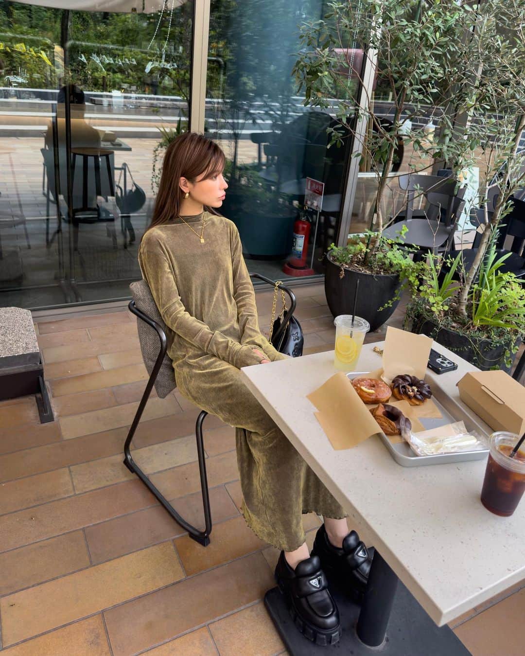 Azuさんのインスタグラム写真 - (AzuInstagram)「昨日の新作のワンピース❤️ 生地があまり見ない国産生地のベロアフロッキー✨凄く楽ちんで着心地も良いの🖤  秋のお気に入り決定ワンピ🍁  @glamlipsofficial   #ファッション#コーデ#秋服#秋服コーデ#glamlips#glamlipsshop #グラムリップス#カラーコーデ#楽ちんコーデ」8月30日 21時11分 - azu.aaatan