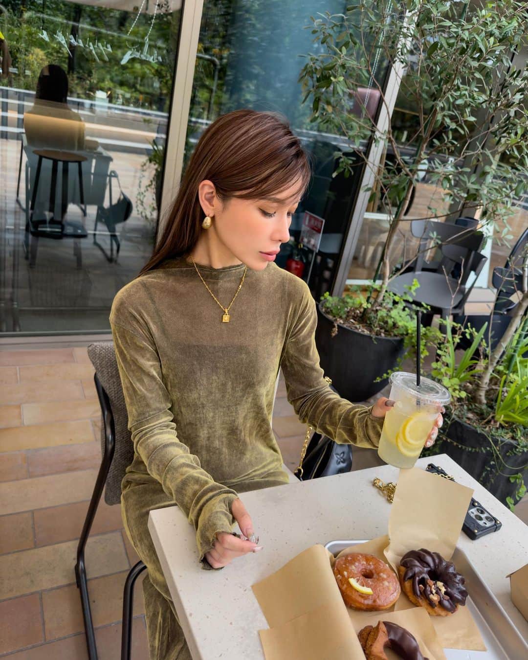 Azuさんのインスタグラム写真 - (AzuInstagram)「昨日の新作のワンピース❤️ 生地があまり見ない国産生地のベロアフロッキー✨凄く楽ちんで着心地も良いの🖤  秋のお気に入り決定ワンピ🍁  @glamlipsofficial   #ファッション#コーデ#秋服#秋服コーデ#glamlips#glamlipsshop #グラムリップス#カラーコーデ#楽ちんコーデ」8月30日 21時11分 - azu.aaatan