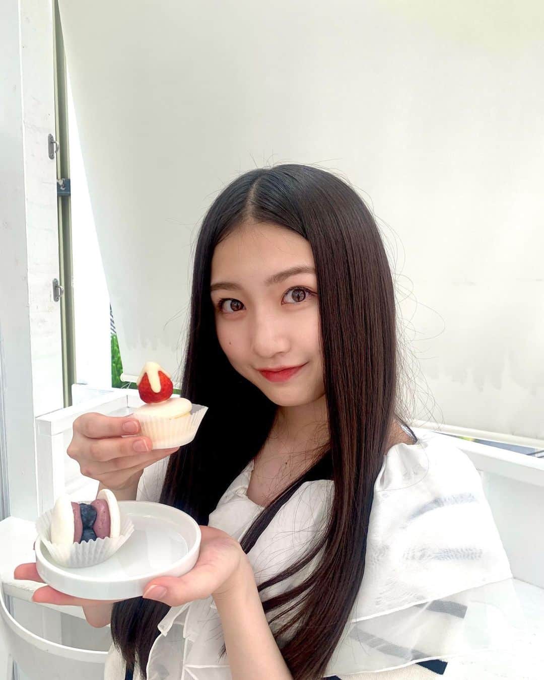 塩月希依音のインスタグラム：「🍓🤍  #cafe #カフェ#京都#kyoto#旅行#旅#travel #YouTube#ケイト旅#マカロン#fyp #jk#ljk #05#05년생 #05line」