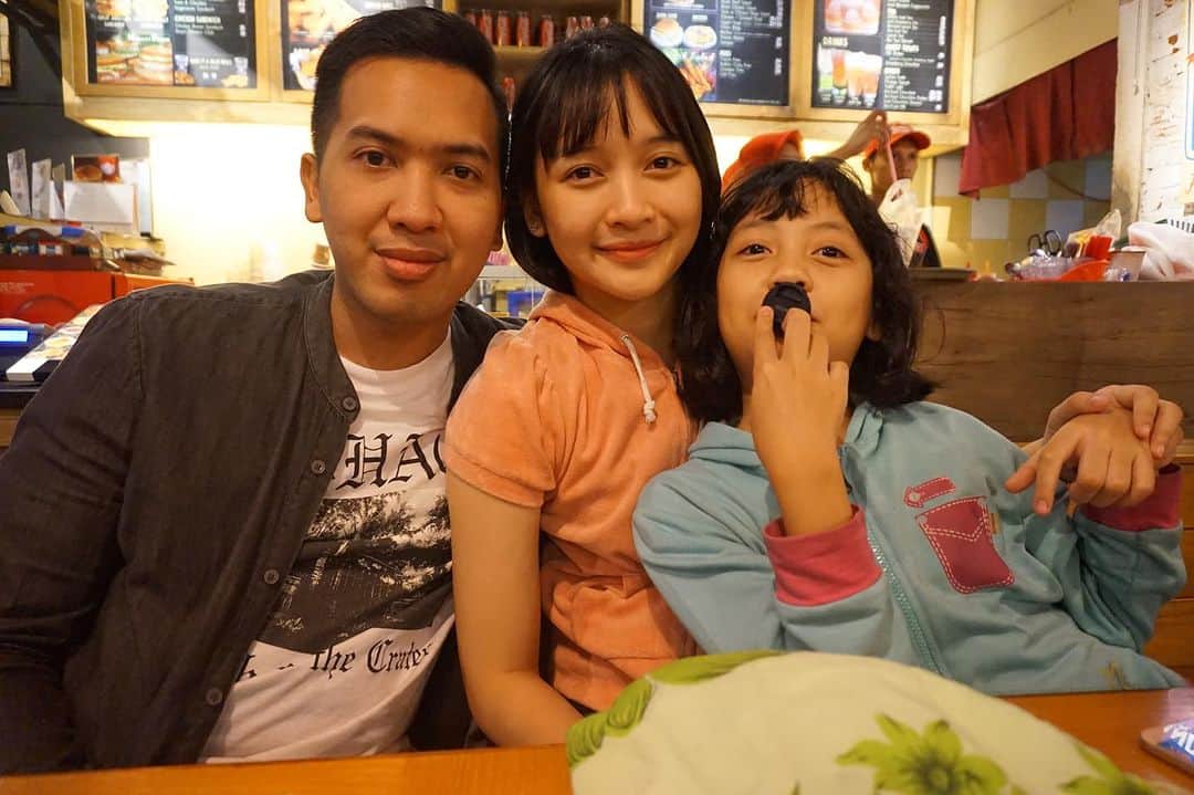 のインスタグラム：「setiap jalan sama pacar bawa buntut.  bawa bella yang masih lebih pendek dari aku🤯🤯🤯🤯 adakah yang selalu bawa buntut juga? wkwkwk  *aldi kecil bgt」
