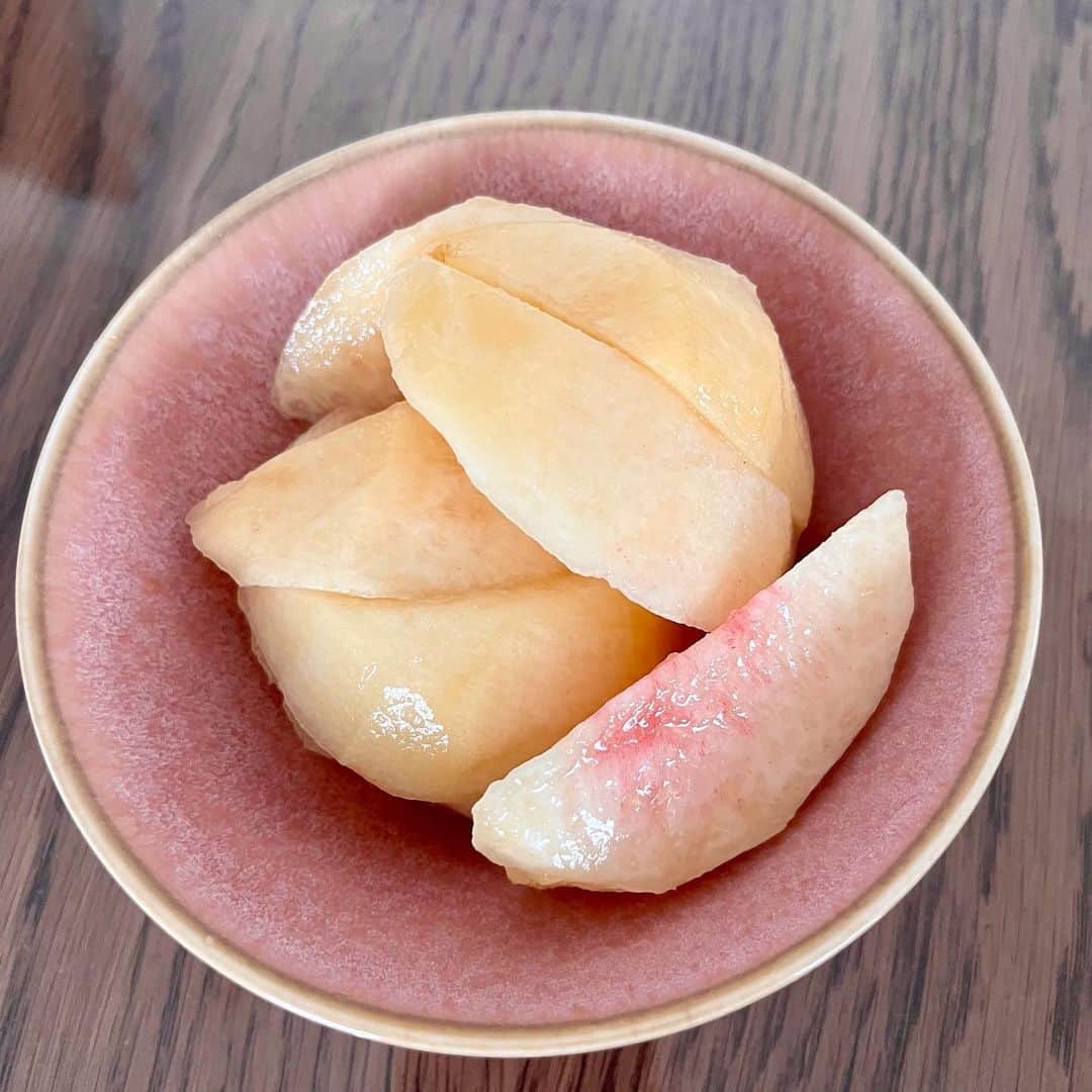 白石一文さんのインスタグラム写真 - (白石一文Instagram)「最近のくうちゃん。 ぶどう、桃、家の蕎麦。」8月30日 21時13分 - s.kazu2017