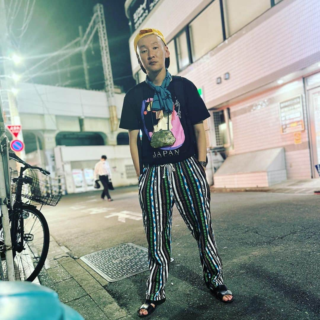 市川刺身さんのインスタグラム写真 - (市川刺身Instagram)「今日の服装。 渋谷でライブとM1の日。  秋葉原で購入した舞妓さんのTシャツ。 高円寺で購入した涼しい雲の柄が入ったイージーパンツ。 十四才で購入した黄色の交通安全帽子に黒の便所サンダルで金のがま口とmont-bellのメッシュリュックに先日劇場にお客様からの差し入れで届いていた手ぬぐい良い色です。ありがとうございます。  4年ぶりにM1グランプリの予選にちゃんと行ってきて1回戦合格出来ました。 嬉しいです。 高円寺帰ってきてゴミ箱に携帯置いて撮りました。 明日は有楽町シアターで最後の出番です。 ゴミ箱ありがとう。  #今日着た服 #ファッション #古着 #舞妓 #m1グランプリ  #漫才 #怖かった」8月30日 21時23分 - soitsudoitsu