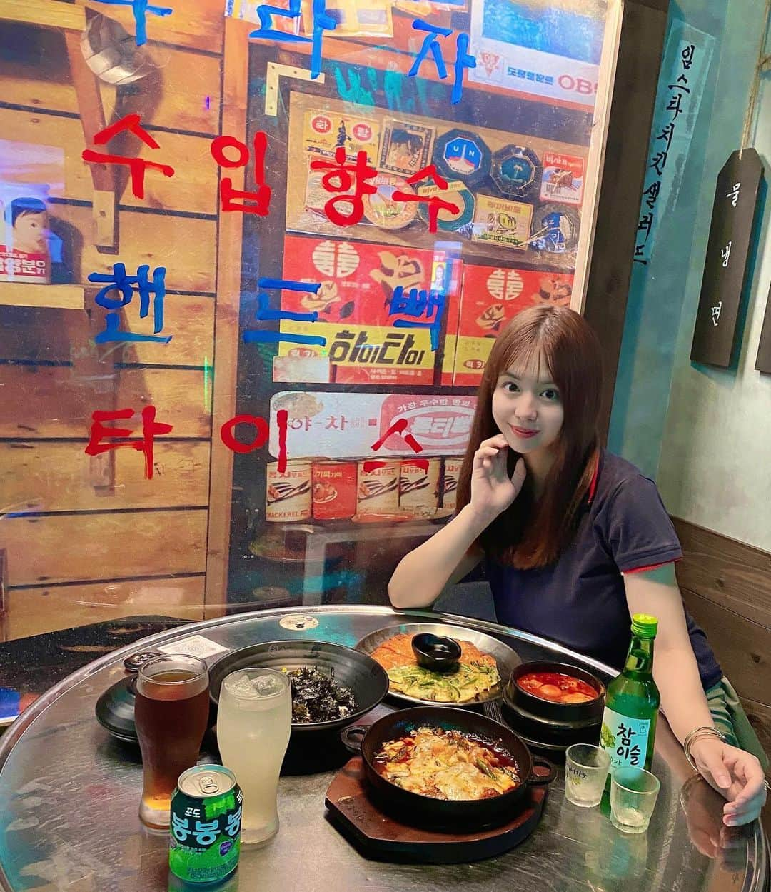 綾瀬りえのインスタグラム：「お疲れ様🫶  韓国料理のイムチャンジョンのソジュハンジャン(@imchangjung_sojuhanjan )に行きましたぁ  屋台感がたっぷりで本場の韓国を味わえました！また人生初のチャミスルも✨ジュースぽくて飲みやすかったけど、度数が意外と高くてびっくりした笑  韓国の国民的歌手の方がプロデュースしたお店がこのソジュハンジャンらしいの！味全て最高に美味しかった！！  お客様は女の子が沢山だった♪ぜひ女子会とかでいってみてん。  #ソジュハンジャン #ソジュんハンジャン大阪 #難波 #韓国グルメ #韓国料理 #southkorea #southkoreanfood #foodstagram #namba #osaka #大阪グルメ #ディナー #インスタ映えスポット #カメラ女子 #ナチュラルメイク」