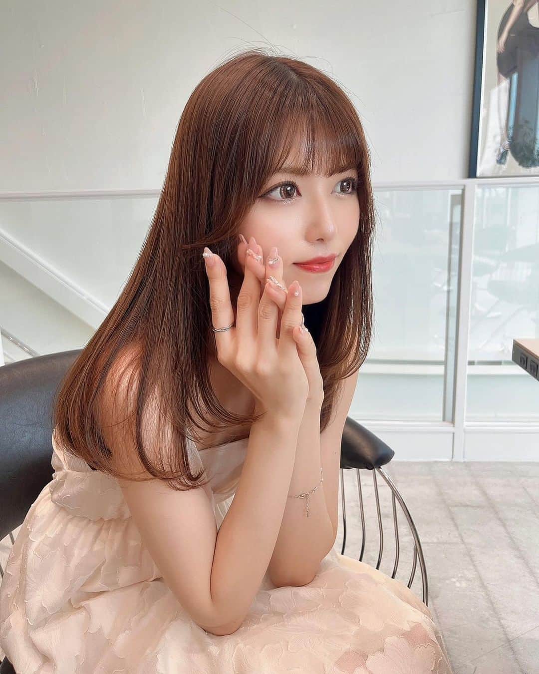 木村優凛のインスタグラム：「*** るなちゃん( @luna_tin0625 )が作る スタイルも撮り方素敵すぎて お気に入りデータたっぷり⸝⸝⸝♡ * * * #撮影 #ヘアアレンジ #ヘアスタイル #韓国ファッション #シースルーバング #ぱっつん前髪 #フリーモデル #撮影モデル #サロンモデル #サロンモデル名古屋 #ワンホン #ゆるふわ巻き #淡色女子 #ヘアカラー #ワンカール #トレンドヘア #サロモ #韓国風ヘア #名古屋サロンモデル #自然光 #インフルエンサー #透明感 #ヘアカタログ #サロンスタイル #名古屋サロモ #韓国ヘア #ままコーデ #ロングヘア #くびれ巻き #プチプラコーディネート」