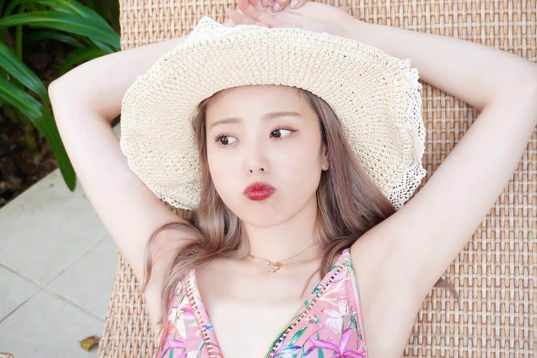 高橋紫微のインスタグラム：「写真撮った後はゴーグルかけて平泳ぎとクロールをしてました😂🌻 水泳帽も持っていけば良かった🥹」