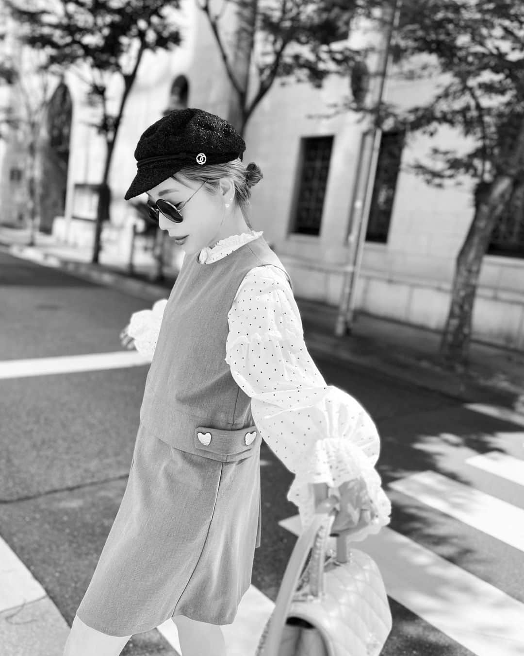 rinのインスタグラム：「⁡ ⁡ ⁡ ハートワンピはダントツで ブラック人気ですが、 グレーもトーンが明るくなるので 凄く可愛いんです🦭💕 ⁡ @baybeeonline_ ⁡ カラーフィルター使いけど 選べないから悩んでた3つ 載せる事にした📷 4枚目はフィルターなし🎨 ⁡ ⁡ ⁡ ⁡ ⁡ ⁡ ⁡ ⁡ ⁡ ⁡ ⁡ #baybee#glowplus#fashion#coordinate#chanel#コーデ#ファッション#大人カジュアル#ココハンドル#シャネル#ママコーデ#40代コーデ#40代ファッション#カジュアルコーデ」