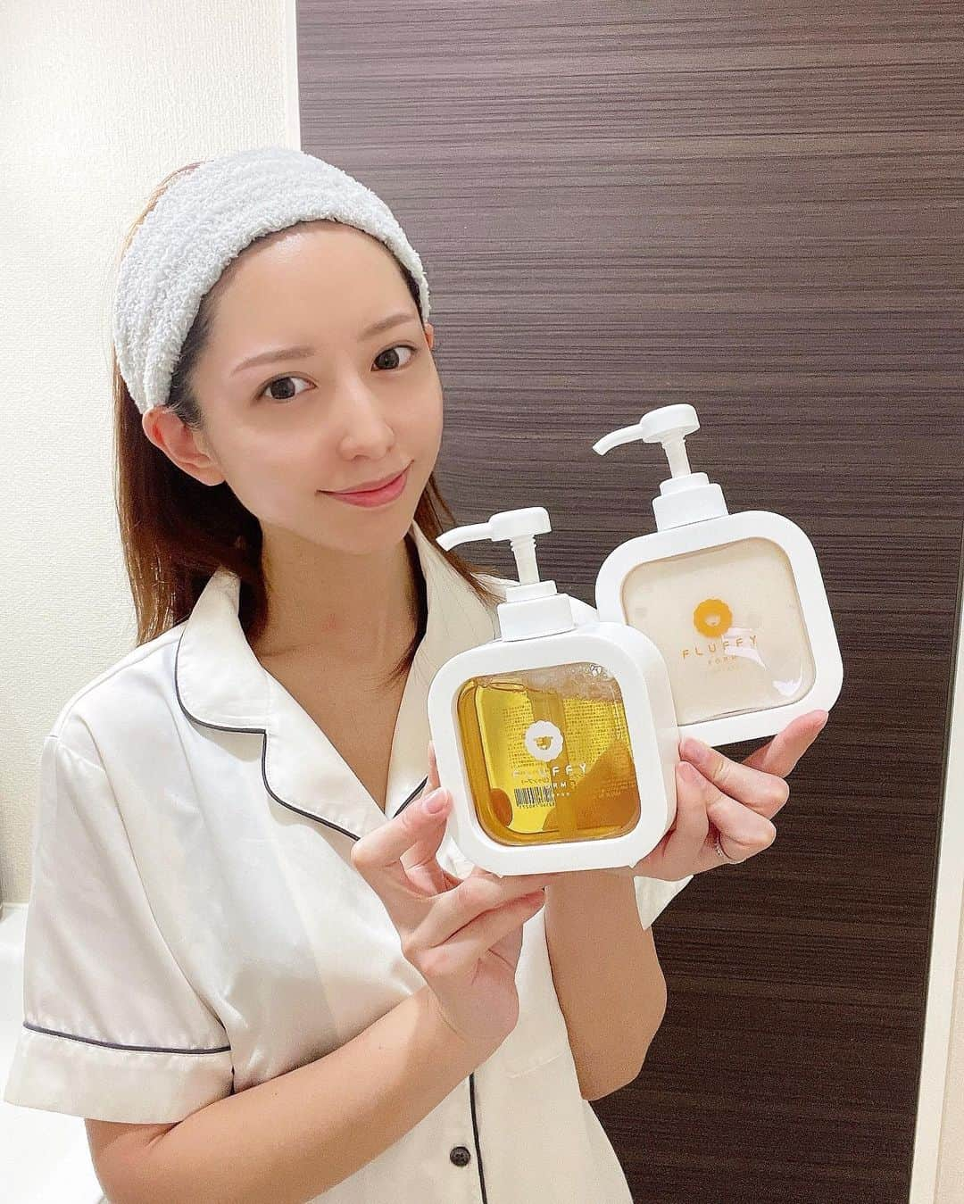 高塚みゆきのインスタグラム：「NEW バスアイテム🛁🚿  ︎︎  ︎︎ シャンプー&トリートメント😶‍🌫️🧴  ︎︎  ︎︎  ︎︎ 最近話題になってよく見かける【 トリプルケラチン】が たくさん入ったLOFTでも買えるひつじのシャンプー🫧‪  ︎︎ トリートメントの素から生まれたヘアケアブランドの FLUFFY FORM 🐑  ︎︎  ︎︎ こんなにも可愛らしい見た目だと お風呂場に置いてても自然と気分あがるし、 香りはフローラルジャスミンでめっちゃくちゃ良いの🤍🤍  ︎︎  ︎︎ うるおいとまとまりを求めてる方には特におすすめです♫  ︎︎  ︎︎  ︎︎ 最近また色んなバスアイテムが増えてくなぁ..😧❤︎  ︎︎  ︎︎  ︎︎ #ひつじのシャンプー #ひつじのトリートメント #ケラチン #トリプルケラチン #fluffy #シャンプー #トリートメント #fluffyform #フラッフィーフォーム #PR #お風呂グッズ #お風呂美容」