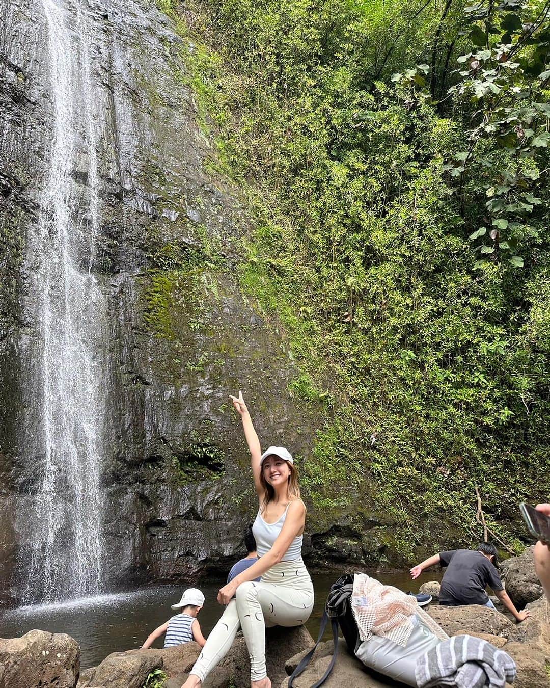 伊藤千晃さんのインスタグラム写真 - (伊藤千晃Instagram)「ハワイに来たら必ず一回は行きたい場所、 "マノアの滝"‼️ ⁡ 自然に囲まれていて、 涼しくて空気も美味しい。 ⁡ 去年、息子と初めて山登りに挑戦して、 最後まで楽しそうに登ってくれたから一安心していたのですが、  今年は自信がついているせいか、 私の言うことも聞かず1人でスタスタと登っていきました💦 ⁡ むしろ"マミーは遅い！"とまで言われ、、、😂 （子供を産んですごく思うのは、体力がいくらあっても追いつかない、です💦） ⁡ この日は、 @offthehookpokemarket でランチをしてから登りました🍴  ここのポケ丼はめちゃくちゃ美味しいので滝とセットでオススメです🤤 玄米を選べるのも嬉しい👍 ⁡ 種類も豊富にありますが、 私はジンジャー好きなので、 ジンジャーアヒ＆ジンジャータコをチョイス🐙🫚 ⁡ 食べてからでも登れるくらい優しい山で、 @mmari0325  @shiho_fujita44  みんなと登ってきました📸😉  #マノアの滝  #offthehook  #ポケ丼  #ジンジャーポケ」8月30日 21時18分 - kikichiaki