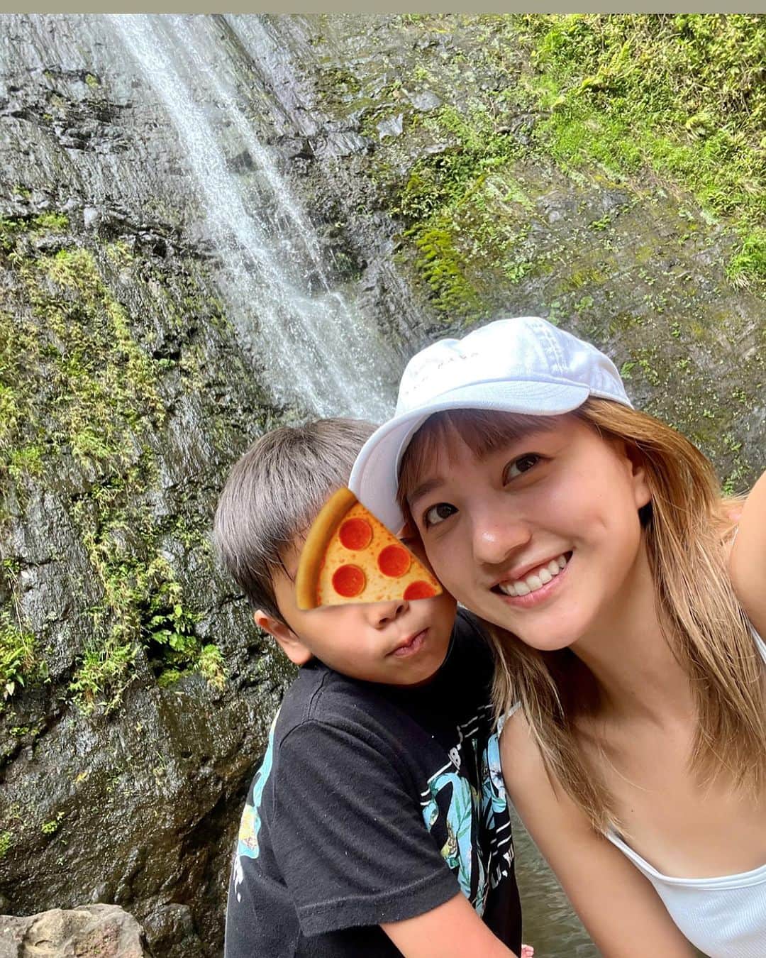 伊藤千晃さんのインスタグラム写真 - (伊藤千晃Instagram)「ハワイに来たら必ず一回は行きたい場所、 "マノアの滝"‼️ ⁡ 自然に囲まれていて、 涼しくて空気も美味しい。 ⁡ 去年、息子と初めて山登りに挑戦して、 最後まで楽しそうに登ってくれたから一安心していたのですが、  今年は自信がついているせいか、 私の言うことも聞かず1人でスタスタと登っていきました💦 ⁡ むしろ"マミーは遅い！"とまで言われ、、、😂 （子供を産んですごく思うのは、体力がいくらあっても追いつかない、です💦） ⁡ この日は、 @offthehookpokemarket でランチをしてから登りました🍴  ここのポケ丼はめちゃくちゃ美味しいので滝とセットでオススメです🤤 玄米を選べるのも嬉しい👍 ⁡ 種類も豊富にありますが、 私はジンジャー好きなので、 ジンジャーアヒ＆ジンジャータコをチョイス🐙🫚 ⁡ 食べてからでも登れるくらい優しい山で、 @mmari0325  @shiho_fujita44  みんなと登ってきました📸😉  #マノアの滝  #offthehook  #ポケ丼  #ジンジャーポケ」8月30日 21時18分 - kikichiaki