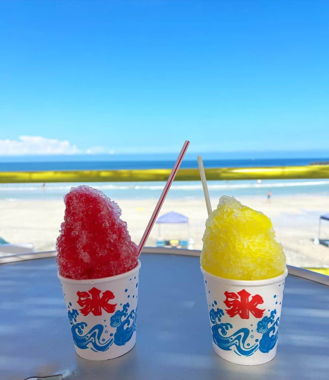 得あゆのインスタグラム：「🍧🍧🫶🏻 こんなてんこ盛りのかき氷ある？  遠浅でよかったここの海🏖️  ・ ・ ・ ・ ・ ・ ・ ・ ・ ・ ・ ・ ・ ・ #かき氷#かき氷屋さん#かき氷部#海#三重県#三重県観光#三重観光#綺麗な海#砂浜#遠浅#家族旅行#夏休み#家族の時間#夏休みの過ごし方#アイスクリーム部#kakigori#インスタ映え#阿児の松原海水浴場」