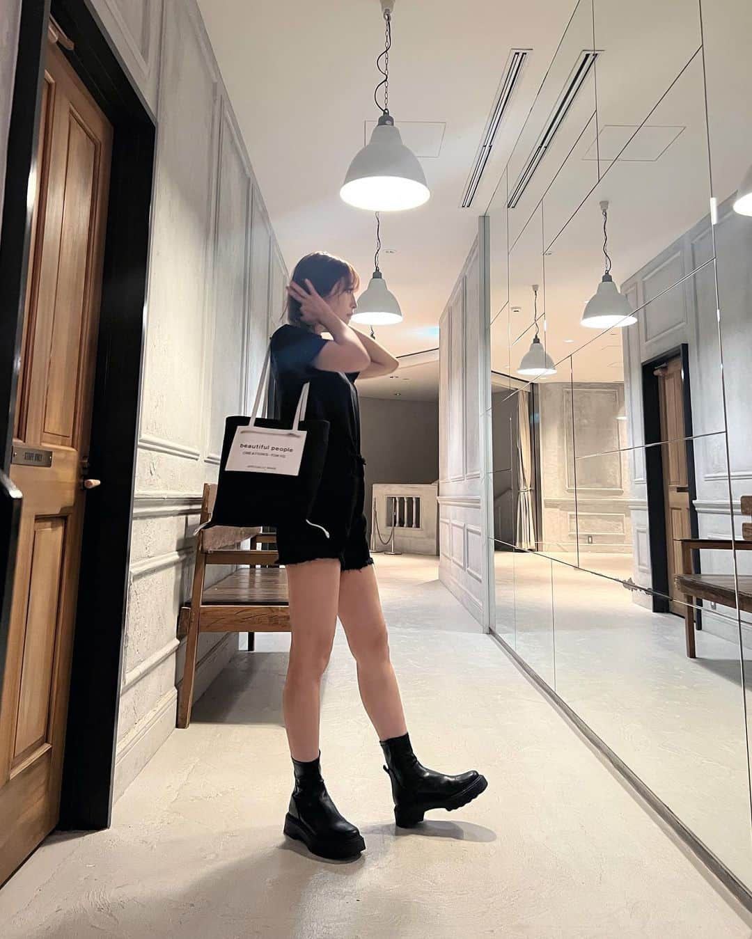 神部美咲のインスタグラム：「久々の #じんぶ私服 🖤🤍🖤」