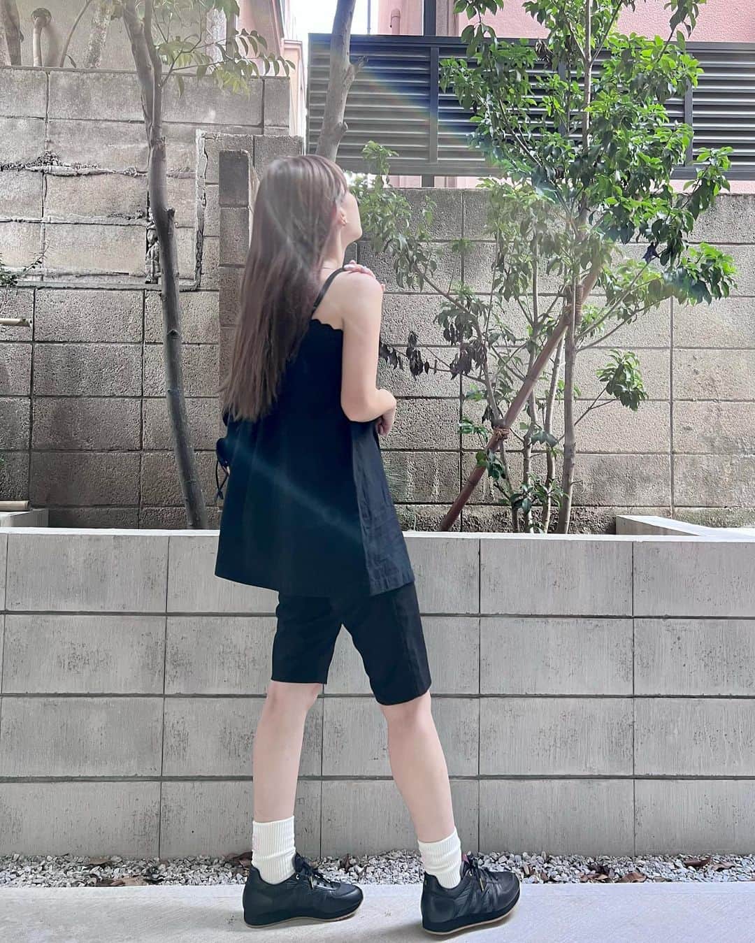 目見田早弥子のインスタグラム：「BLACK🖤🪩 ランバンとミズノのコラボスニーカーがかわいい🦋✨ チャームも付いてるよ👏🏻 甲高幅広、普段24.5cmで着用サイズは25cmにしましたが 良い感じに履けました🫶🏻✨  @lanvin_en_bleu_womens @mizuno_sportstyle_jp #lanvinenbleu#ランバンオンブルー#MIZUNOMR1#MIZUNO#pr」