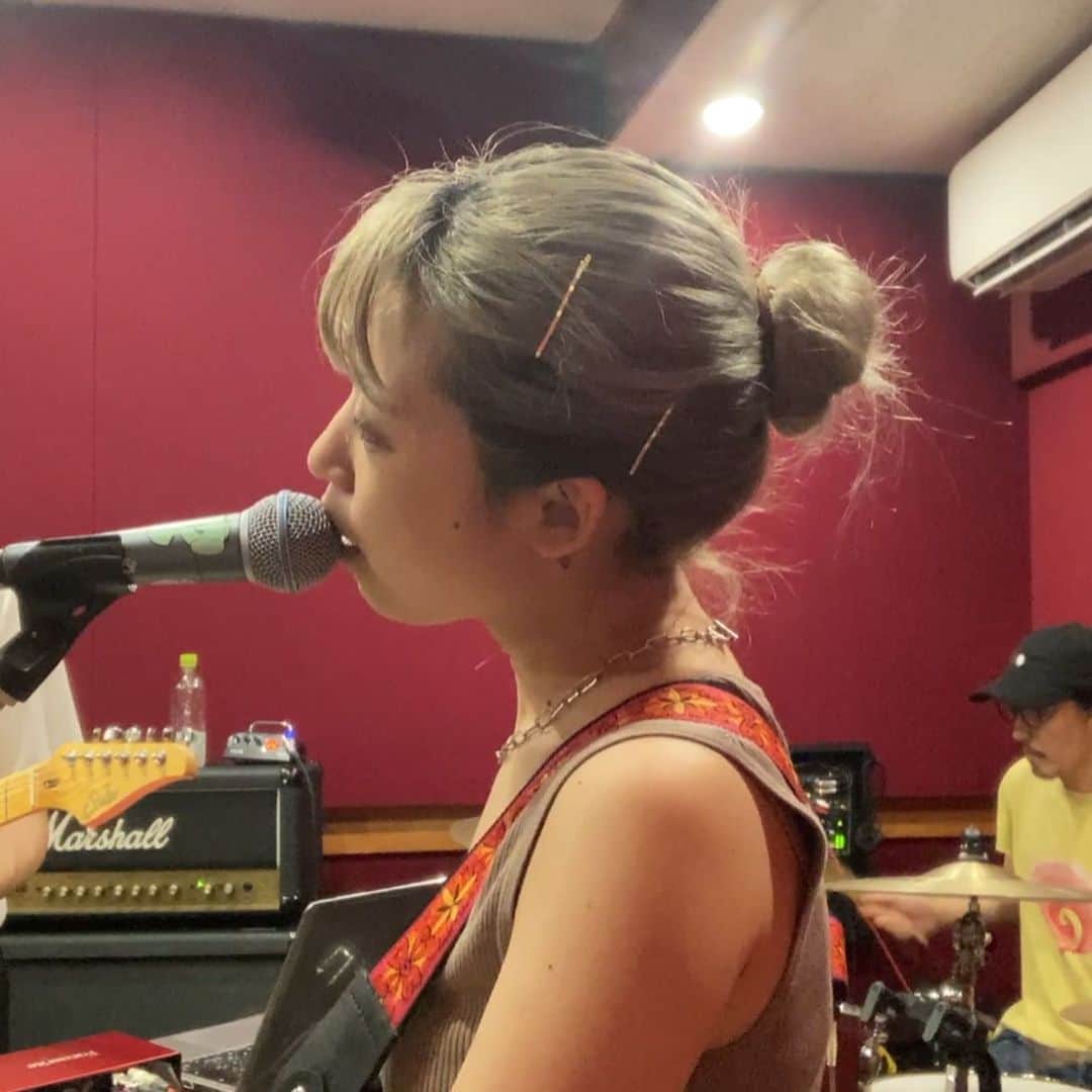 甘楽さんのインスタグラム写真 - (甘楽Instagram)「rehearsal day!   #bandrehearsal  #dreampop  #rock #shoegaze」8月30日 21時20分 - n__feni