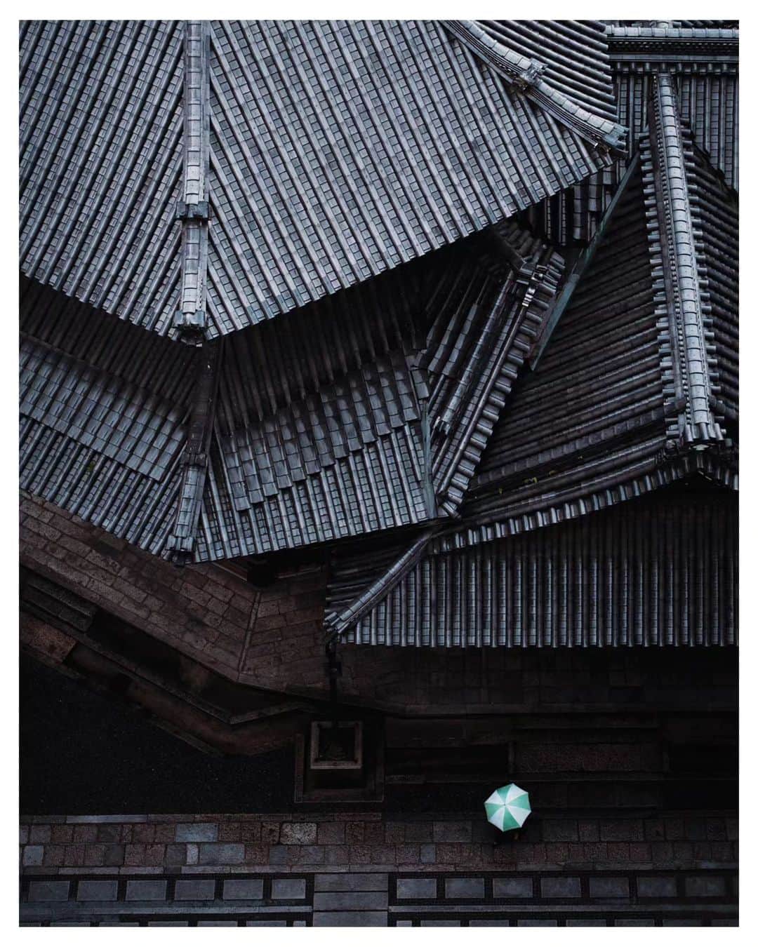 Takashi Yasuiさんのインスタグラム写真 - (Takashi YasuiInstagram)「Kyoto ☔ June 2017  #USETSU #TakashiYasui #SPiCollective #filmic_streets #ASPfeatures #photocinematica #STREETGRAMMERS #street_storytelling #bcncollective #ifyouleave #sublimestreet #streetfinder #timeless_streets #MadeWithLightroom #worldviewmag #hellofrom #reco_ig」8月30日 21時20分 - _tuck4