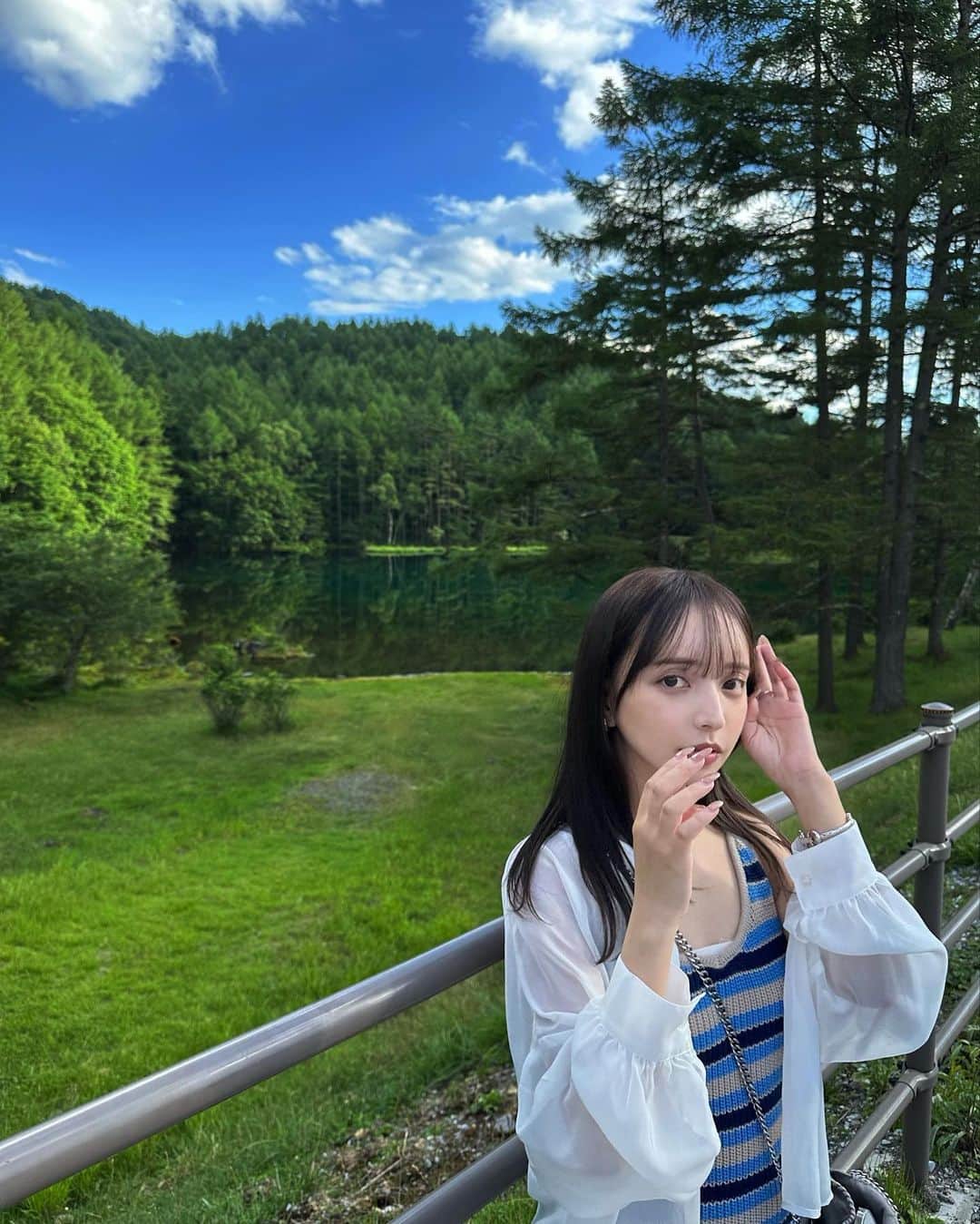 平尾優美花（ゆみちぃ）さんのインスタグラム写真 - (平尾優美花（ゆみちぃ）Instagram)「こんなに綺麗な自然を見れる日本は素晴らしい 木々が鏡みたいに映る水面が美しくて幻想的だった🪷🇯🇵 #御射鹿池#蓼科」8月30日 21時21分 - hirao_yumika