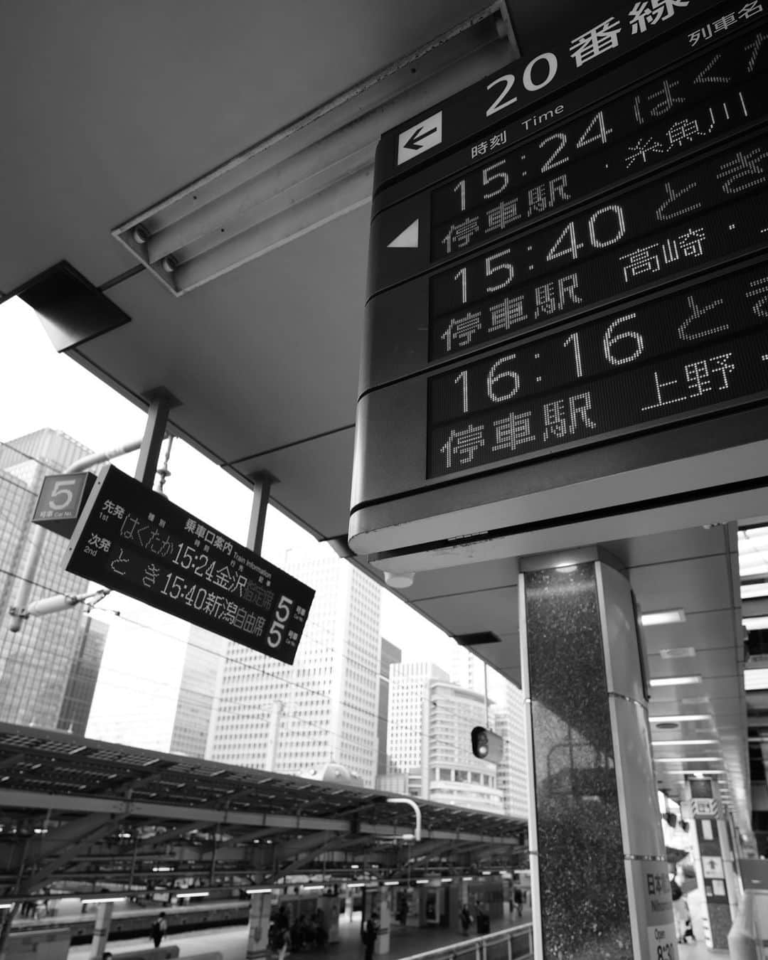 藤田崇寛さんのインスタグラム写真 - (藤田崇寛Instagram)「. 今日は新幹線を見に 東京駅を訪れたのでミラーレスカメラを持ち出して いくつか写真も撮りました📸  讃岐弁で言うところの "うまげな"写真が撮れたのでは!?と 自画自賛しています😏  モノクロームにすると かなり雰囲気が出る東京駅。 もっとカメラを持ち出して 日常の一瞬を切り取っていこうと 強く思った1日でもありました😌  #α7ⅳ #東京駅 #写真好きな人と繋がりたい #ミラーレス一眼 #インスタ映え #カメラ好きな人と繋がりたい #カメラ #tokyo #japan #japantravel #tokyostation」8月30日 21時21分 - fujitaka0125