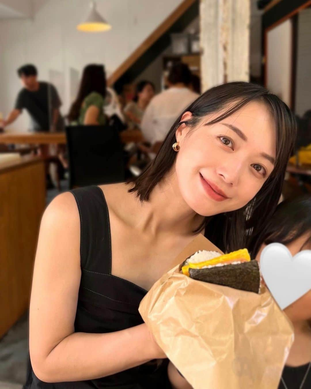 八木麻紗子のインスタグラム：「. 夏休みの思い出。 沖縄で暮らす友人ファミリーに会えて嬉しかった🌼  #夏休み #沖縄 #okinawa  #バスケW杯 #開幕直前で盛り上がっていました #家族でシュノーケリング #グラスボート #テレビ朝日アナウンサー #八木麻紗子」