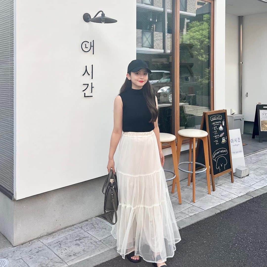 横山紗弓のインスタグラム：「ふわっと愛らしく。 チュールティアードロングスカート🌼 @classicalelf_official トレンドのチュール素材とティアードデザイン チュールだけ取り外してデニムと合わせても可愛いだろうな🪽 フェミニンにもカジュアルにも使えそう。 この日はカフェコーデに☕️ 156cm / M / ivory #クラシカルエルフ #classicalelf #エルフコーデ  #タイアップ #uniqlo  #zara #ユニクロ  #ザラ  #zozo #zozotown #zozo購入品 #zozotown購入品  #ロングスカート #チュールスカート #ティアードスカート  #夏服 #夏服コーデ #秋服 #初秋コーデ #秋服コーデ」