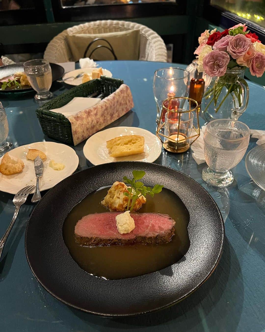 ヒロタナギサのインスタグラム：「_  Birthday dinner🖤✨  姉妹揃って8月生まれ なんなら2日違いで生まれてきた事が 昔は姉妹って誕生日が近いもんなんかと 勝手に思ってたけど 今思ったらすごい事やなだって気づいた🪽  毎年一緒にお祝いしてもらいます♡  ローストビーフが 最高に美味しすぎた😮‍💨🤍(幸)」