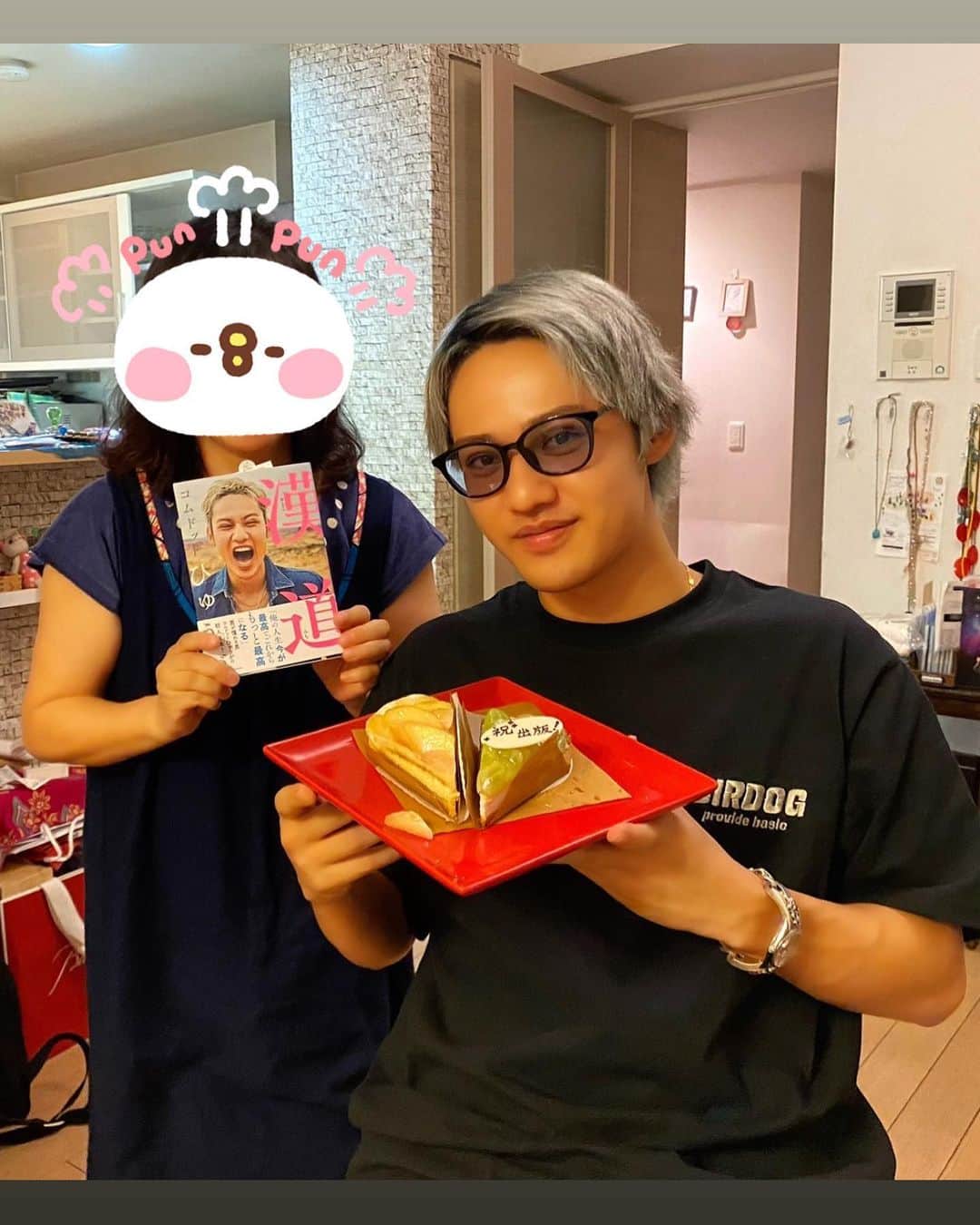 ひゅうがさんのインスタグラム写真 - (ひゅうがInstagram)「僕の人生初書籍となる「漢道」がついに完成して！発売されました！ 小さい頃から僕を知る人達がこの事実を知ったら、あのひゅうがが！？お前文章なんて書けたのかよ！漢字ちゃんとわかんのか！ なんて思うと思います笑 そのくらい僕は本を書くような人達とはかけ離れた人生を歩んできた人間です。 勉強もするのが嫌いで宿題を出すことも読書感想文を出すこともままならなかったクソチビでした😅 僕は勉強をしてこなかった人生なので漢字もわかりません難しい横文字もわかりません文章の正しい書き方もわかりません。 教科書を開く時間、宿題をする時間、テスト勉強をする時間を友達と朝まで話す、オールでみんなでゲームをする、大好きなバスケを朝からひたすらやる。こんなふうに好きなことに全力で体力を費やしてきた世の中からみたらどうしようもない馬鹿な人間に見えるような生き方をしてきました。 難しい考え方ができない人生を送ってきました。好きなことは好きなだけ全力でやる！ 嫌なことはやりたくない！ ドストレートに感情を突き通して生きてきました。 こんな生き方をしてきたからこそ沢山不安にさせた家族がいたり迷惑をかけまくった先生がいたり遊びに誘いすぎて勉強する時間がなくなってしまった友達がいたりしまた。 自分の真っ直ぐな性格で助けた人も傷つけた人もどっちも沢山見てきた人生でした。 僕が書いた本はそこで見てきた景色や感じたことを想いのままに全力で真っ直ぐ詰め込んだ本です。 難しい言葉を僕自身がわからないので読んでくれる人達みんなにスッと伝えられる言葉が本の中には並んでいると思います。 「漢道」ってタイトルだから男が買う本なのかなって感じだと思うけど僕は今生きてる地球上の人間全員に向けて全力で書きました！ 僕のことを好きな人にも届いて欲しいし 僕のことを知りすらしない人にも届いて欲しいです。 自分で本を書いてみて自分の本が出来上がって自分の本が世の中に届く事がこんなにも嬉しいことだなんて思ってもいなかったです。 実は僕の母ちゃんも何冊か本を書いていてます。 文章を書くことが大好きで思い出を形に残すことが大好きな母ちゃんは僕が小さい頃に本を書いて出版社に自分で掛け合って自分でお金を出して店頭に並べたくて儲けのない中で朝から夜までパートして頑張って稼いだお金を払って本を書くことに時間も費やしてました。 そんな母ちゃんはベストセラーの本を出すのが夢なんだ！！なんて明るくずっと口にして何冊も何冊も書いてはひゅうが！できたよ！ これはこんなふうな気持ちで書いてこんな内容なんだよーと教えてくれたのをよく覚えてます。 内容には度々僕の事が書いてありました。 あの時は読んでて小っ恥ずかしかったあの文章がこの歳になるとやけに嬉しくてなんでかわかんないけどお母さんが書いた本は息子として見ていて恥ずかしいような内容から涙が出てくるような本当に素敵な内容に変わっていました。 言葉を文字として残すことの素晴らしさをそこで感じました。 本は一度完成すれば形も内容も変わりません。 けど時間がたって自分自身が変わるとその本は自分のその時の感情に合わせて色んな形に変わっていきます。 今読んだら僕の真っ直ぐな気持ちだけで書いた本は見てて小っ恥ずかしいかもしれません。 けど5年後には救ってくれるような言葉が沢山書かれている本に変わっているかもしれない。 だから買ってくれた人はずっと大切に持っていて欲しいです。 あなたの人生をいつかは絶対に支えられるような背中を押せるような本になってると思います。 「漢道」みんなの元に届くことを心より楽しみにしてます！  #母ちゃんの夢俺が先叶えるね #何歳になっても夢を恥ずかしげもなく口にするあなたの姿に日々助けられてます #最高の愛を貰った分沢山の人に勇気や愛を分けれるように生きていくね #もし買ってくれた人は届いて読み終わったら感想沢山教えてください #すっごい楽しみにしてます #漢道最高に気に入ってる」8月30日 21時25分 - com.hyuga