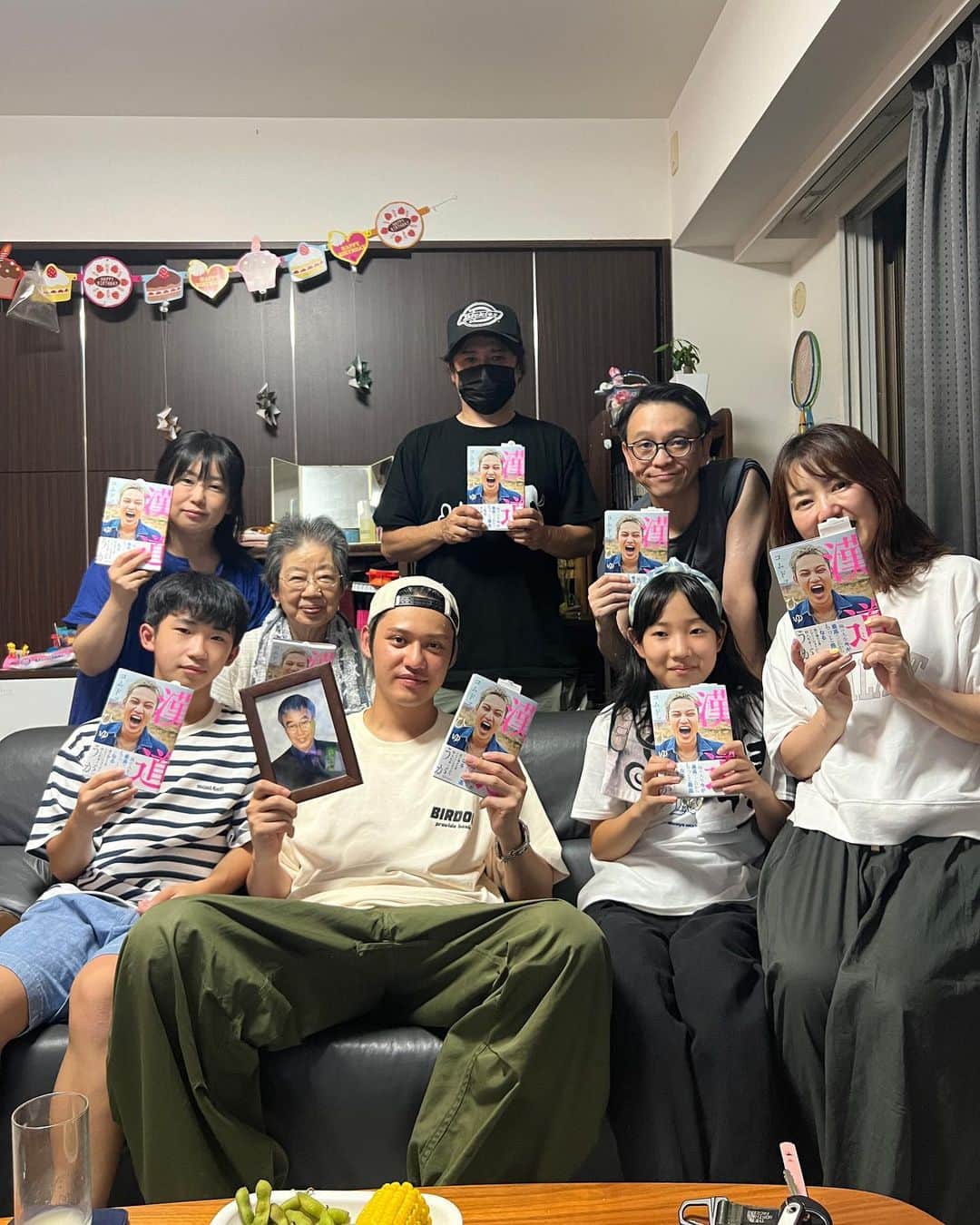 ひゅうがさんのインスタグラム写真 - (ひゅうがInstagram)「僕の人生初書籍となる「漢道」がついに完成して！発売されました！ 小さい頃から僕を知る人達がこの事実を知ったら、あのひゅうがが！？お前文章なんて書けたのかよ！漢字ちゃんとわかんのか！ なんて思うと思います笑 そのくらい僕は本を書くような人達とはかけ離れた人生を歩んできた人間です。 勉強もするのが嫌いで宿題を出すことも読書感想文を出すこともままならなかったクソチビでした😅 僕は勉強をしてこなかった人生なので漢字もわかりません難しい横文字もわかりません文章の正しい書き方もわかりません。 教科書を開く時間、宿題をする時間、テスト勉強をする時間を友達と朝まで話す、オールでみんなでゲームをする、大好きなバスケを朝からひたすらやる。こんなふうに好きなことに全力で体力を費やしてきた世の中からみたらどうしようもない馬鹿な人間に見えるような生き方をしてきました。 難しい考え方ができない人生を送ってきました。好きなことは好きなだけ全力でやる！ 嫌なことはやりたくない！ ドストレートに感情を突き通して生きてきました。 こんな生き方をしてきたからこそ沢山不安にさせた家族がいたり迷惑をかけまくった先生がいたり遊びに誘いすぎて勉強する時間がなくなってしまった友達がいたりしまた。 自分の真っ直ぐな性格で助けた人も傷つけた人もどっちも沢山見てきた人生でした。 僕が書いた本はそこで見てきた景色や感じたことを想いのままに全力で真っ直ぐ詰め込んだ本です。 難しい言葉を僕自身がわからないので読んでくれる人達みんなにスッと伝えられる言葉が本の中には並んでいると思います。 「漢道」ってタイトルだから男が買う本なのかなって感じだと思うけど僕は今生きてる地球上の人間全員に向けて全力で書きました！ 僕のことを好きな人にも届いて欲しいし 僕のことを知りすらしない人にも届いて欲しいです。 自分で本を書いてみて自分の本が出来上がって自分の本が世の中に届く事がこんなにも嬉しいことだなんて思ってもいなかったです。 実は僕の母ちゃんも何冊か本を書いていてます。 文章を書くことが大好きで思い出を形に残すことが大好きな母ちゃんは僕が小さい頃に本を書いて出版社に自分で掛け合って自分でお金を出して店頭に並べたくて儲けのない中で朝から夜までパートして頑張って稼いだお金を払って本を書くことに時間も費やしてました。 そんな母ちゃんはベストセラーの本を出すのが夢なんだ！！なんて明るくずっと口にして何冊も何冊も書いてはひゅうが！できたよ！ これはこんなふうな気持ちで書いてこんな内容なんだよーと教えてくれたのをよく覚えてます。 内容には度々僕の事が書いてありました。 あの時は読んでて小っ恥ずかしかったあの文章がこの歳になるとやけに嬉しくてなんでかわかんないけどお母さんが書いた本は息子として見ていて恥ずかしいような内容から涙が出てくるような本当に素敵な内容に変わっていました。 言葉を文字として残すことの素晴らしさをそこで感じました。 本は一度完成すれば形も内容も変わりません。 けど時間がたって自分自身が変わるとその本は自分のその時の感情に合わせて色んな形に変わっていきます。 今読んだら僕の真っ直ぐな気持ちだけで書いた本は見てて小っ恥ずかしいかもしれません。 けど5年後には救ってくれるような言葉が沢山書かれている本に変わっているかもしれない。 だから買ってくれた人はずっと大切に持っていて欲しいです。 あなたの人生をいつかは絶対に支えられるような背中を押せるような本になってると思います。 「漢道」みんなの元に届くことを心より楽しみにしてます！  #母ちゃんの夢俺が先叶えるね #何歳になっても夢を恥ずかしげもなく口にするあなたの姿に日々助けられてます #最高の愛を貰った分沢山の人に勇気や愛を分けれるように生きていくね #もし買ってくれた人は届いて読み終わったら感想沢山教えてください #すっごい楽しみにしてます #漢道最高に気に入ってる」8月30日 21時25分 - com.hyuga