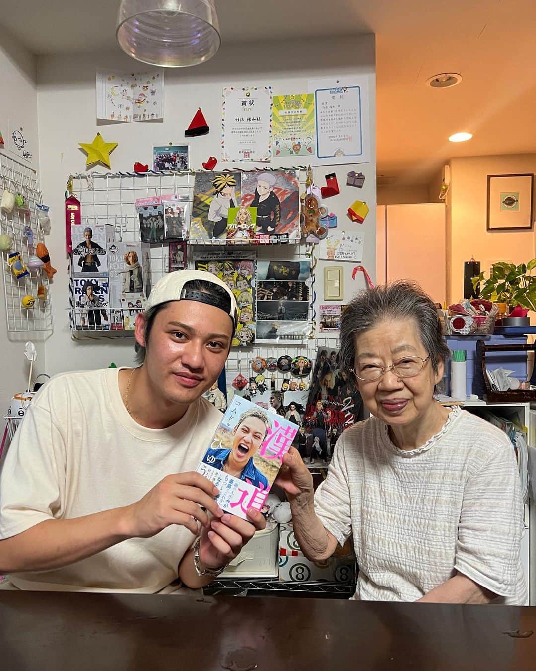 ひゅうがさんのインスタグラム写真 - (ひゅうがInstagram)「僕の人生初書籍となる「漢道」がついに完成して！発売されました！ 小さい頃から僕を知る人達がこの事実を知ったら、あのひゅうがが！？お前文章なんて書けたのかよ！漢字ちゃんとわかんのか！ なんて思うと思います笑 そのくらい僕は本を書くような人達とはかけ離れた人生を歩んできた人間です。 勉強もするのが嫌いで宿題を出すことも読書感想文を出すこともままならなかったクソチビでした😅 僕は勉強をしてこなかった人生なので漢字もわかりません難しい横文字もわかりません文章の正しい書き方もわかりません。 教科書を開く時間、宿題をする時間、テスト勉強をする時間を友達と朝まで話す、オールでみんなでゲームをする、大好きなバスケを朝からひたすらやる。こんなふうに好きなことに全力で体力を費やしてきた世の中からみたらどうしようもない馬鹿な人間に見えるような生き方をしてきました。 難しい考え方ができない人生を送ってきました。好きなことは好きなだけ全力でやる！ 嫌なことはやりたくない！ ドストレートに感情を突き通して生きてきました。 こんな生き方をしてきたからこそ沢山不安にさせた家族がいたり迷惑をかけまくった先生がいたり遊びに誘いすぎて勉強する時間がなくなってしまった友達がいたりしまた。 自分の真っ直ぐな性格で助けた人も傷つけた人もどっちも沢山見てきた人生でした。 僕が書いた本はそこで見てきた景色や感じたことを想いのままに全力で真っ直ぐ詰め込んだ本です。 難しい言葉を僕自身がわからないので読んでくれる人達みんなにスッと伝えられる言葉が本の中には並んでいると思います。 「漢道」ってタイトルだから男が買う本なのかなって感じだと思うけど僕は今生きてる地球上の人間全員に向けて全力で書きました！ 僕のことを好きな人にも届いて欲しいし 僕のことを知りすらしない人にも届いて欲しいです。 自分で本を書いてみて自分の本が出来上がって自分の本が世の中に届く事がこんなにも嬉しいことだなんて思ってもいなかったです。 実は僕の母ちゃんも何冊か本を書いていてます。 文章を書くことが大好きで思い出を形に残すことが大好きな母ちゃんは僕が小さい頃に本を書いて出版社に自分で掛け合って自分でお金を出して店頭に並べたくて儲けのない中で朝から夜までパートして頑張って稼いだお金を払って本を書くことに時間も費やしてました。 そんな母ちゃんはベストセラーの本を出すのが夢なんだ！！なんて明るくずっと口にして何冊も何冊も書いてはひゅうが！できたよ！ これはこんなふうな気持ちで書いてこんな内容なんだよーと教えてくれたのをよく覚えてます。 内容には度々僕の事が書いてありました。 あの時は読んでて小っ恥ずかしかったあの文章がこの歳になるとやけに嬉しくてなんでかわかんないけどお母さんが書いた本は息子として見ていて恥ずかしいような内容から涙が出てくるような本当に素敵な内容に変わっていました。 言葉を文字として残すことの素晴らしさをそこで感じました。 本は一度完成すれば形も内容も変わりません。 けど時間がたって自分自身が変わるとその本は自分のその時の感情に合わせて色んな形に変わっていきます。 今読んだら僕の真っ直ぐな気持ちだけで書いた本は見てて小っ恥ずかしいかもしれません。 けど5年後には救ってくれるような言葉が沢山書かれている本に変わっているかもしれない。 だから買ってくれた人はずっと大切に持っていて欲しいです。 あなたの人生をいつかは絶対に支えられるような背中を押せるような本になってると思います。 「漢道」みんなの元に届くことを心より楽しみにしてます！  #母ちゃんの夢俺が先叶えるね #何歳になっても夢を恥ずかしげもなく口にするあなたの姿に日々助けられてます #最高の愛を貰った分沢山の人に勇気や愛を分けれるように生きていくね #もし買ってくれた人は届いて読み終わったら感想沢山教えてください #すっごい楽しみにしてます #漢道最高に気に入ってる」8月30日 21時25分 - com.hyuga