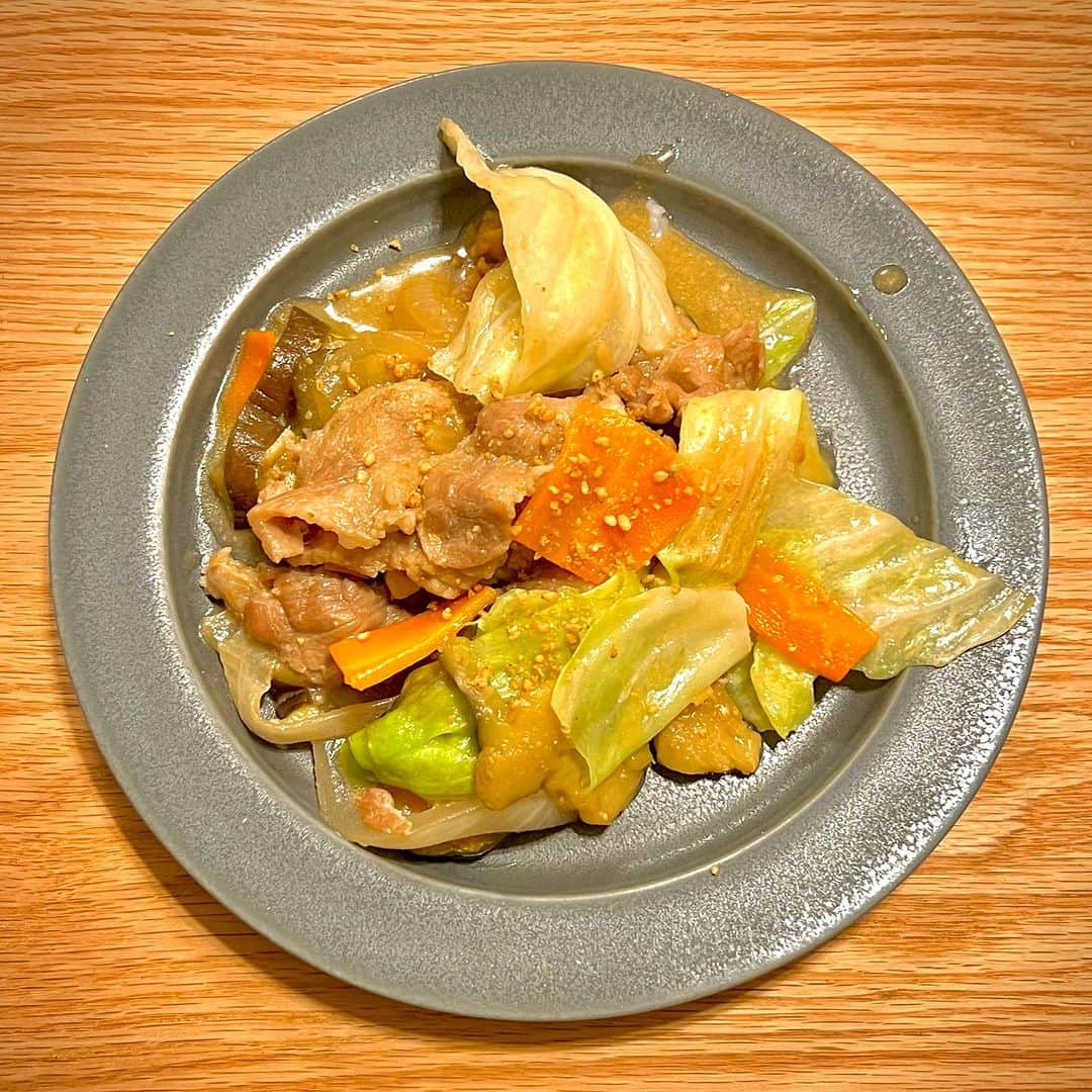 竹井亮介のインスタグラム：「2023年8月30日。 豚とお野菜の味噌炒め。 #とっつぁん料理」
