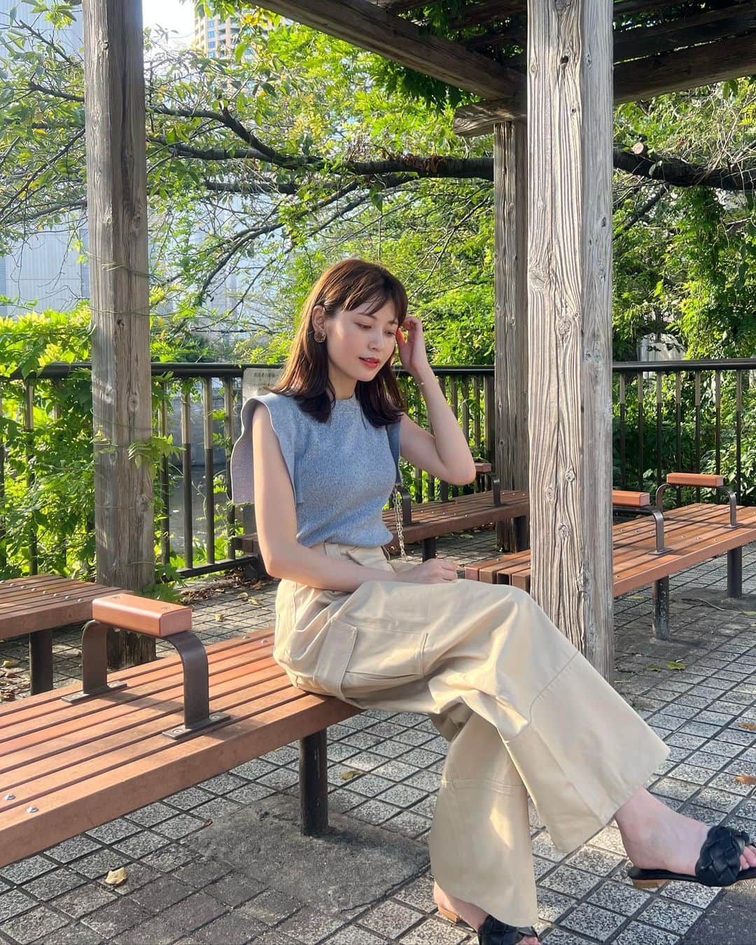西野実見さんのインスタグラム写真 - (西野実見Instagram)「. 購入したばかりのカーゴパンツを履いた日🫶  形がとっても綺麗でかわいくて試着した瞬間即決した〜！ カジュアルすぎず大人な感じでよきです＾＾✨  シンプルな格好が好き🩵  tops @clane_official  bottoms @snidel_official  sandal @rosebud_official_  #カーゴパンツ #カーゴパンツコーデ #clane #クラネ #snidel #スナイデル」8月30日 21時32分 - maminishino