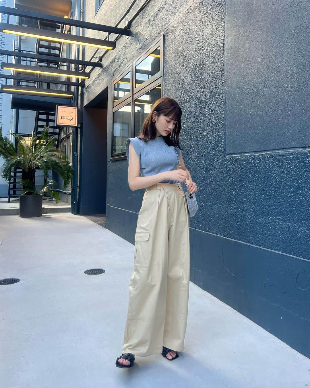 西野実見のインスタグラム：「. 購入したばかりのカーゴパンツを履いた日🫶  形がとっても綺麗でかわいくて試着した瞬間即決した〜！ カジュアルすぎず大人な感じでよきです＾＾✨  シンプルな格好が好き🩵  tops @clane_official  bottoms @snidel_official  sandal @rosebud_official_  #カーゴパンツ #カーゴパンツコーデ #clane #クラネ #snidel #スナイデル」