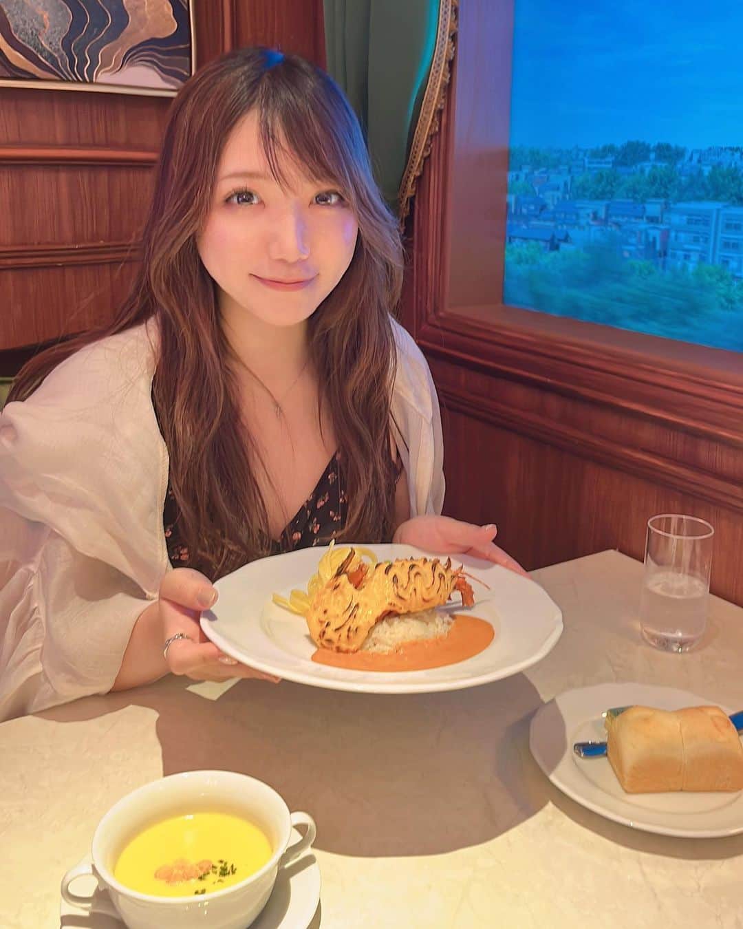 永瀬那奈のインスタグラム：「お久しぶり💁‍♀️ おなな夏の思い出はお友達と西武園遊園地行ってきたよー🎡 楽しみすぎて自分が写ってる写真全然なかった😂  これはご飯食べた黄昏号🩵 電車？汽車？の車窓がどんどん変わってめっちゃ楽しめた🙄 おすすめスポット🙄🩵  暑さと水かけ祭りで髪がボサボサなのは許して🙇‍♀️  みんなの夏の思い出はー？🙋‍♀️  #西武園ゆうえんち #黄昏号」