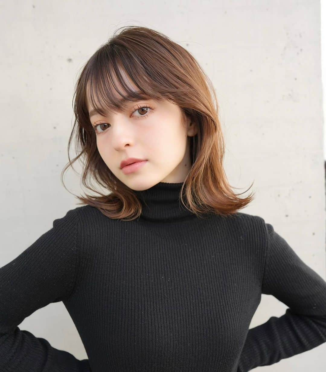 齋藤純也のインスタグラム：「ミディアムレイヤースタイル✂︎  束感と動きのあるデザインがこだわりです💇‍♀️ シルエットがバランスよくお客様に馴染むヘアスタイルを作ります 骨格と輪郭と髪質に合わせて誰よりも似合うデザインを♩  ✴︎PRICE✴︎ カット✂︎7700円 カラー✂︎7700円  カットなしの場合シャンプーブロー料金+2200円 カラーはトリートメントin処方で圧倒的な艶感と手触りをプラスします。 ブリーチor3Dハイライト施術はプラス7700円です。 パーマ✂︎7700円 トリートメント✂︎種類多数によりカウンセリングで決めさせていただきます。5500円〜11000円 縮毛矯正✂︎17600円、前髪のみは6600円 ・ ネット予約が×の所もお電話かDMで時間調整できますので気軽にご連絡ください！ kelly.表参道本店　A1出口より徒歩45秒 東京都渋谷区神宮前5-2-5 JY表参道ビル２Ｆ kelly. ・ ・ ✔️群馬県伊勢崎市で出勤するスケジュールは隔週水曜日です。 群馬店は料金が異なります、お問い合わせください 群馬のご予約はＤＭまたは ホットペッパービューティーで  kelly. by L.O.G 検索✂︎ 在籍日程が少なくて申し訳ありません。 薬剤は最新のものを揃えました 群馬県伊勢崎市宮前町146-1」